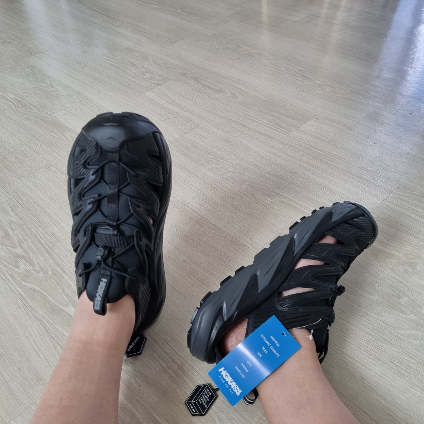 Hoka Hopara Black Dark Shadow 착용 스타일