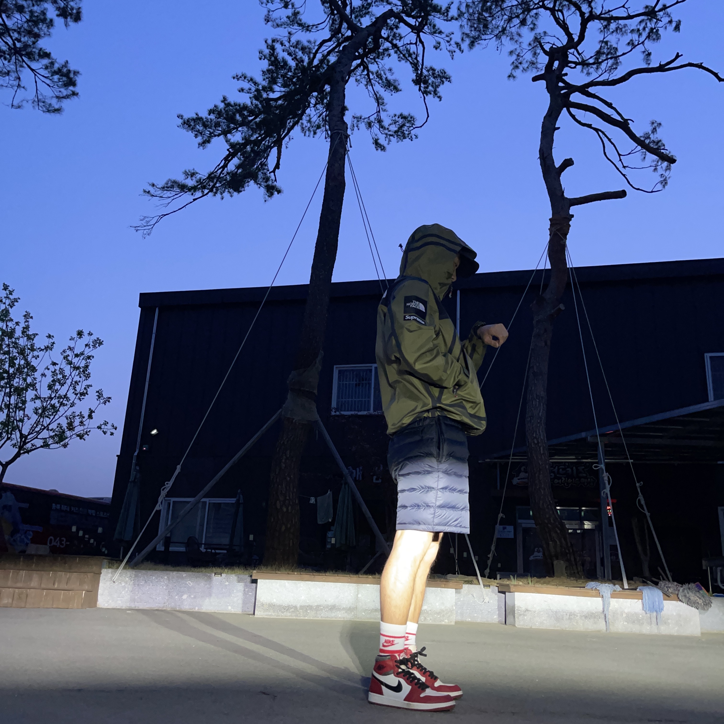 Supreme x The North Face Summit Series Outer Tape Seam Jacket Olive - 21SS, Nike x Tom Sachs Down Fill Shorts Black 착용 스타일 - 2