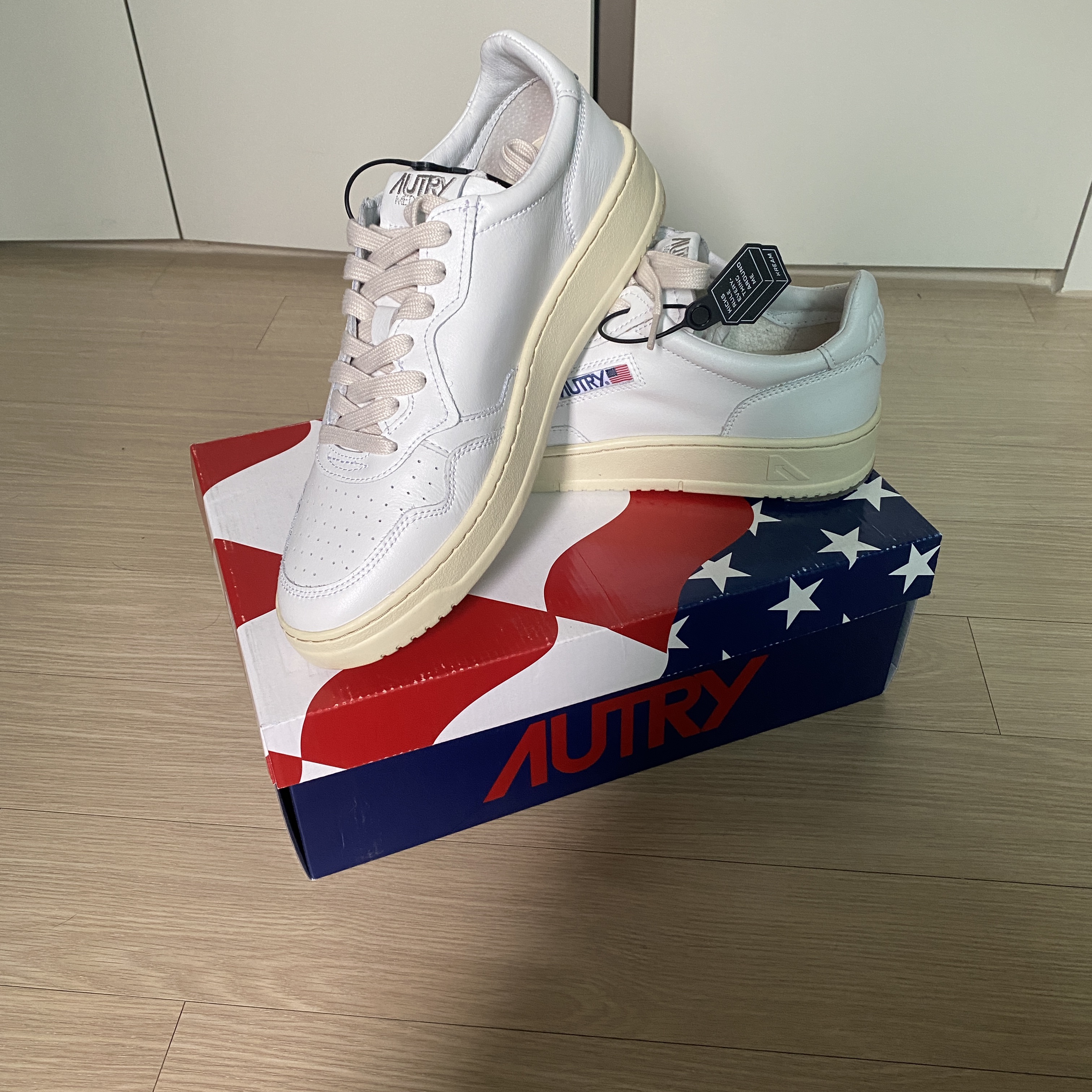 Autry Medalist Low Leather Sneakers White 착용 스타일 - 2