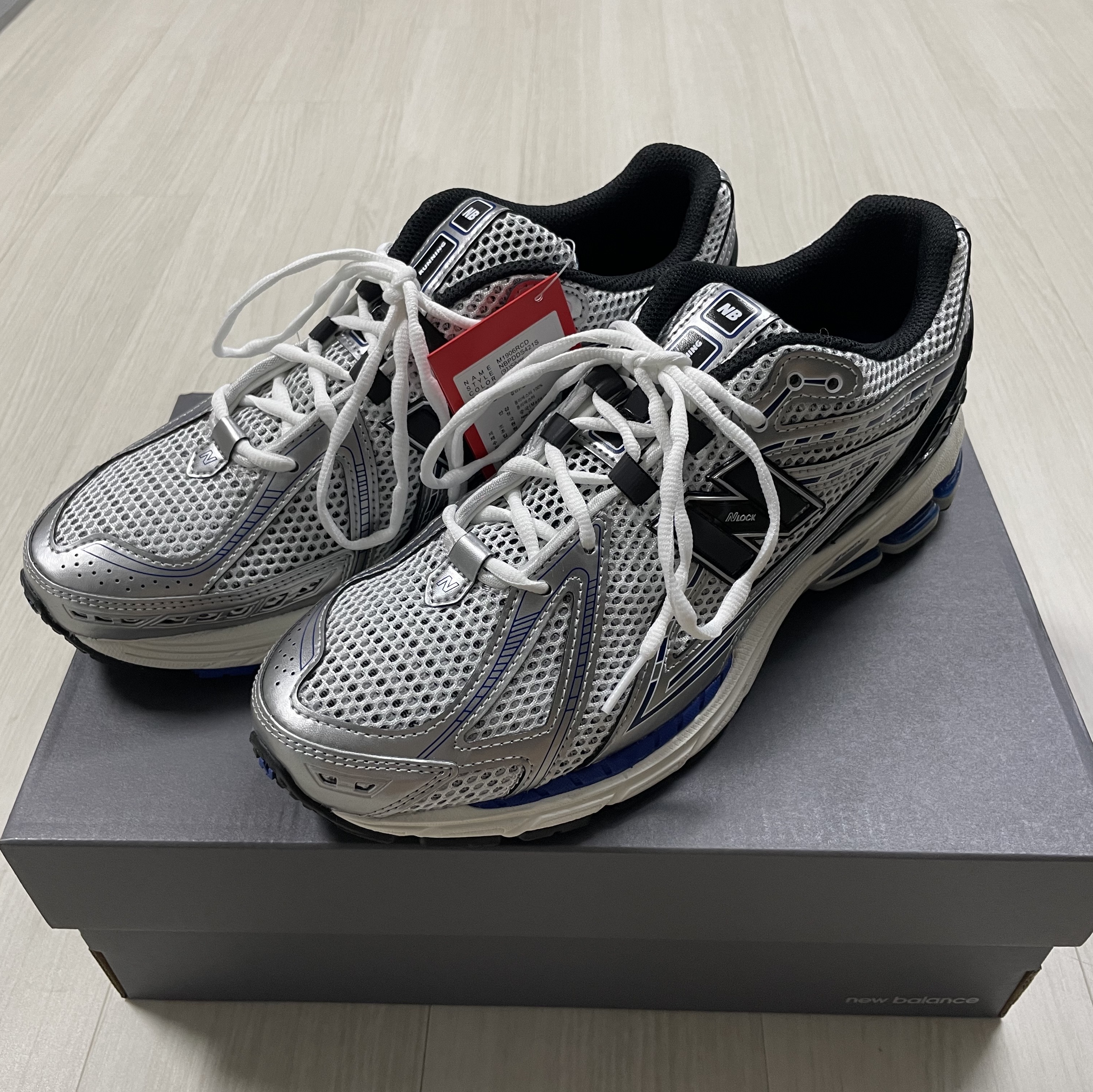 New Balance 1906R Silver Metallic 착용 스타일