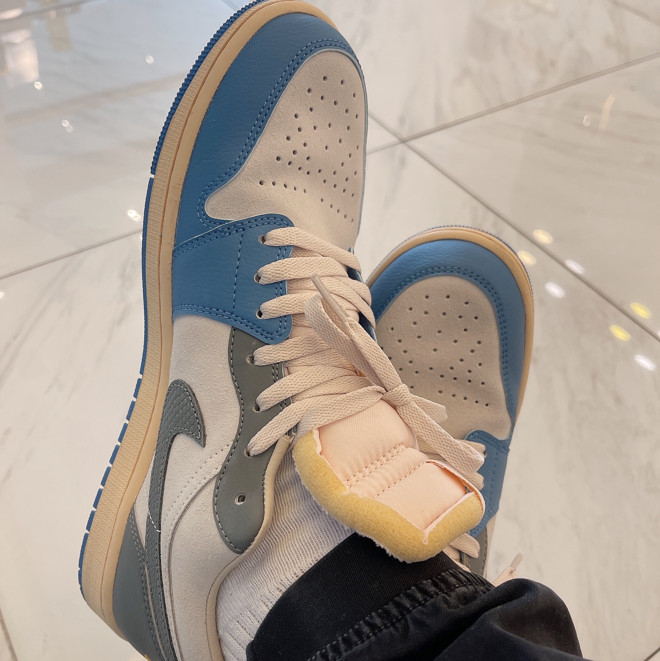Jordan 1 Low SE Tokyo 96 착용 스타일 - 1