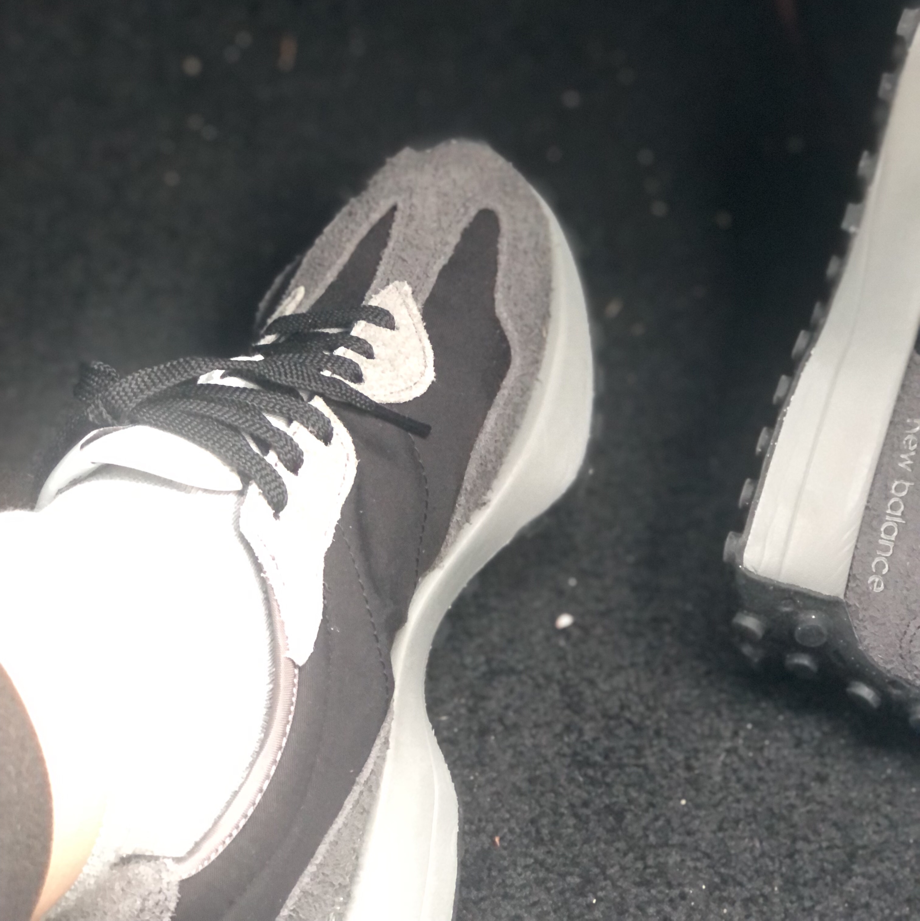 New Balance 327 Grey Black 착용 스타일