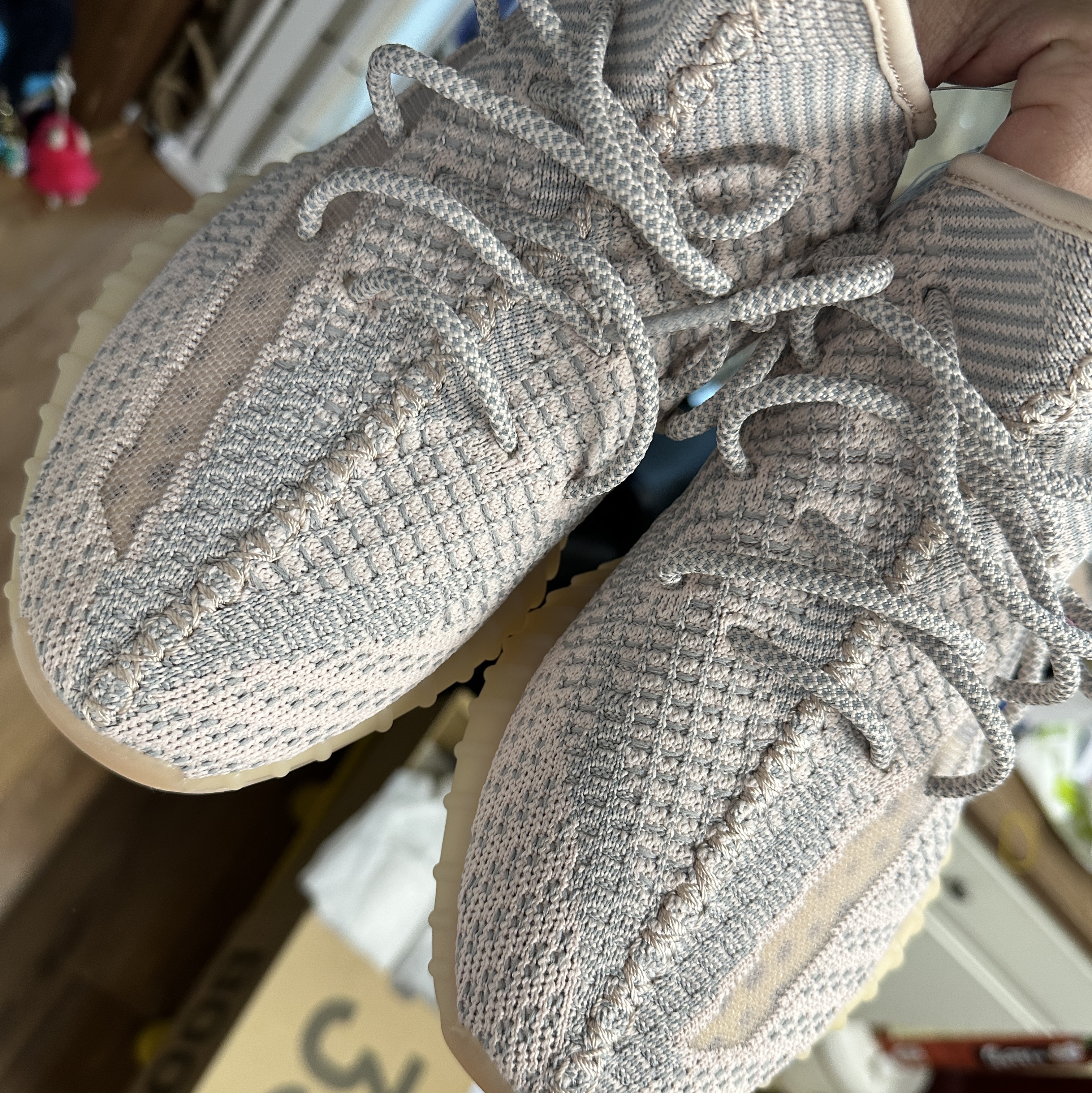 Adidas Yeezy Boost 350 V2 Synth - Non-Reflective 착용 스타일 - 1