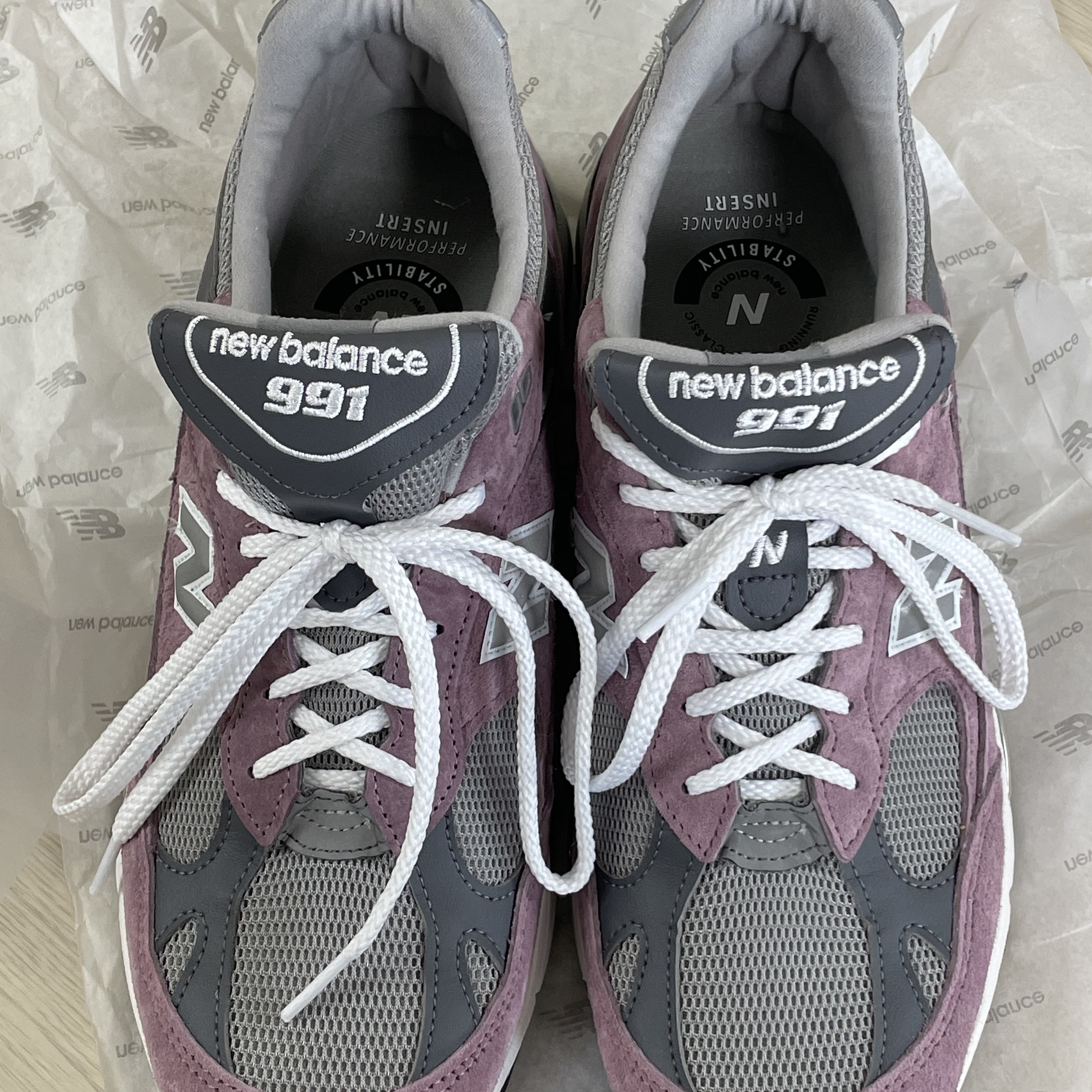 New Balance 991 Made in UK Pink Grey 착용 스타일 - 1
