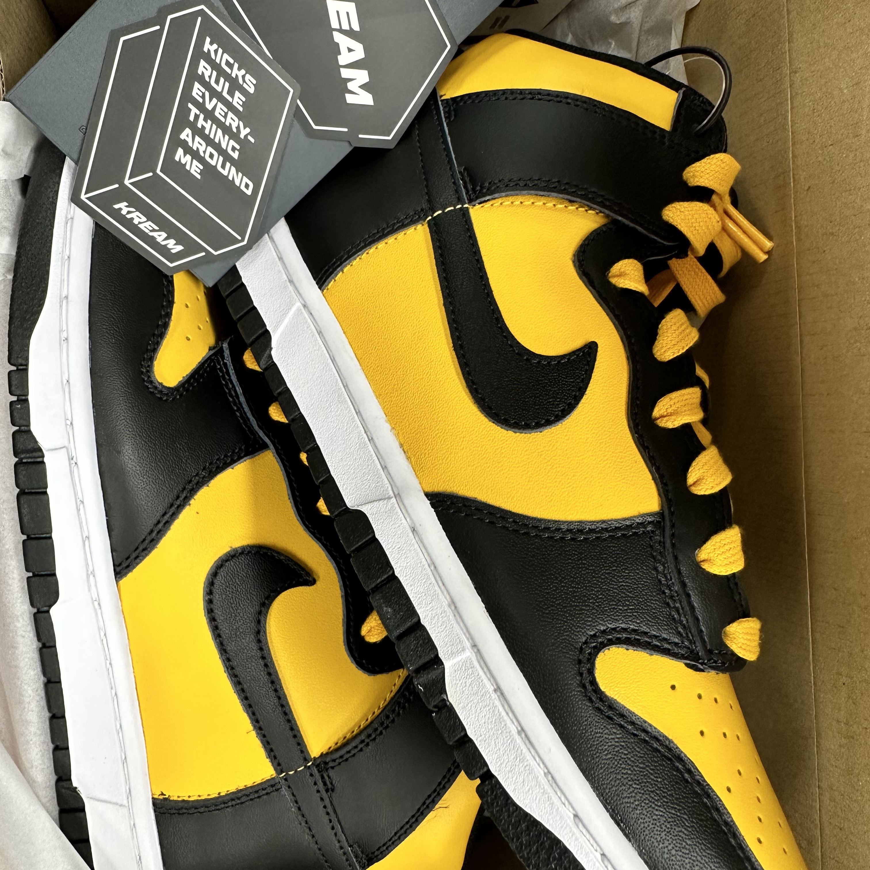 Nike Dunk High Retro University Gold and Black 착용 스타일 - 1