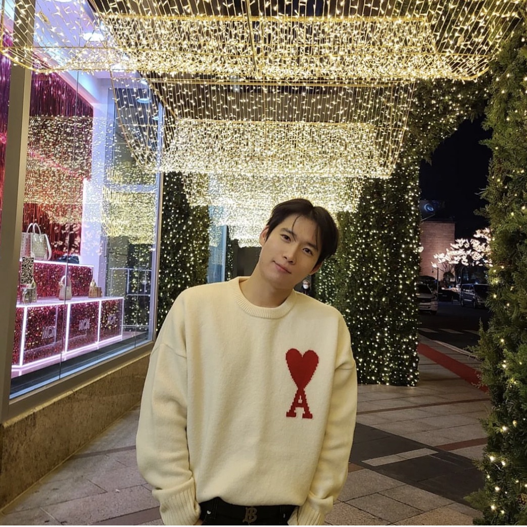 AMI de Coeur Oversize Intarsia Sweater Off White Red 착용 스타일 - 1