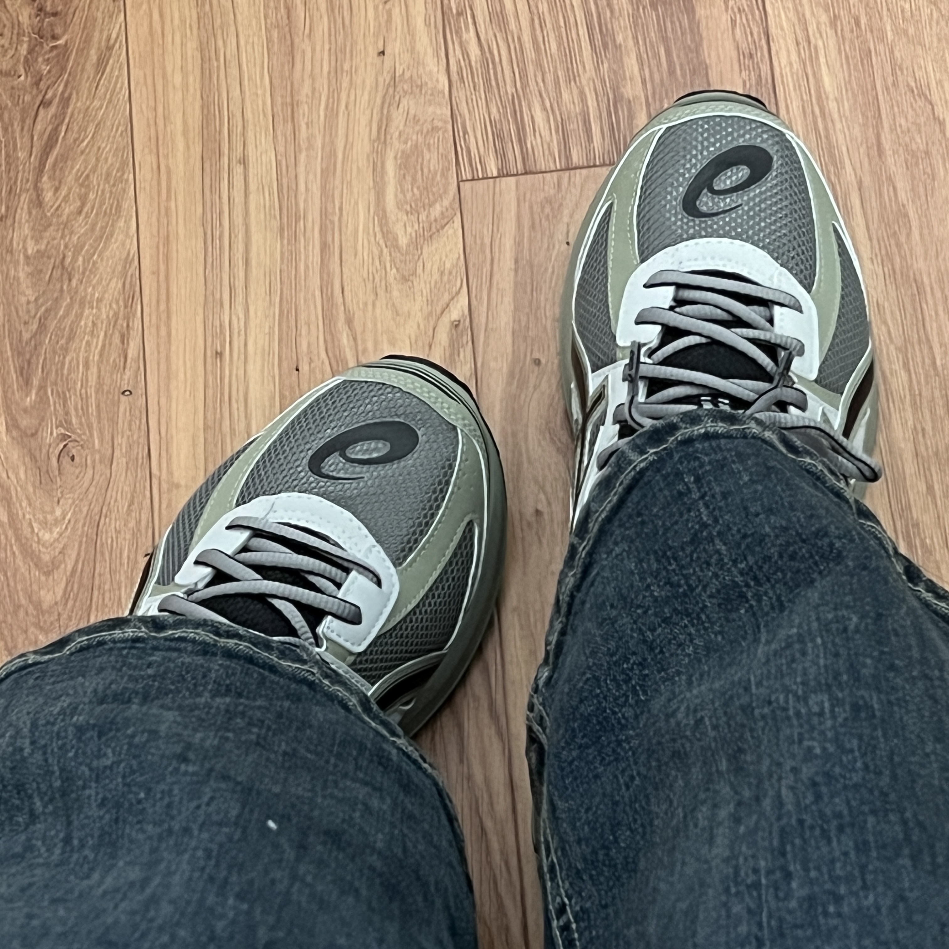 Asics Jog 100 S Sheet Rock - 2E Wide 착용 스타일 - 1