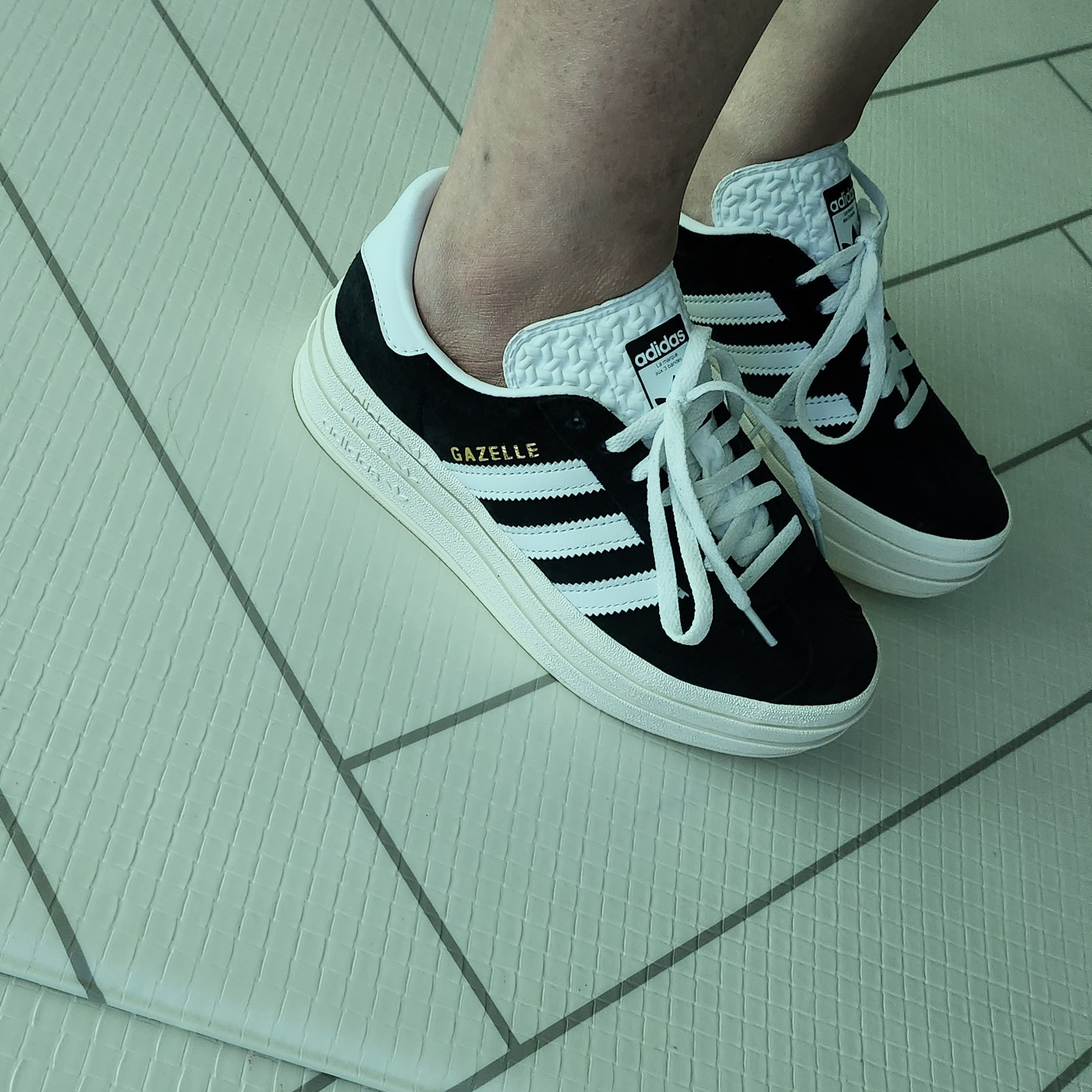 (W) Adidas Gazelle Bold Core Black Cloud White 착용 스타일 - 2