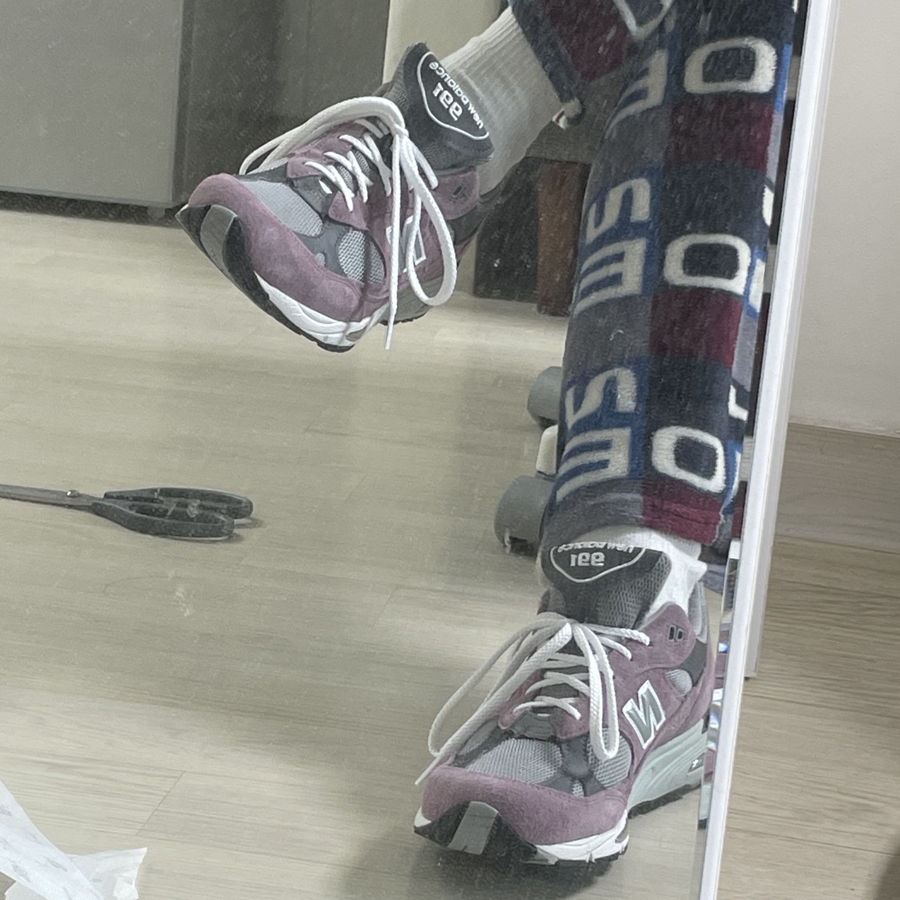 New Balance 991 Made in UK Pink Grey 착용 스타일 - 5