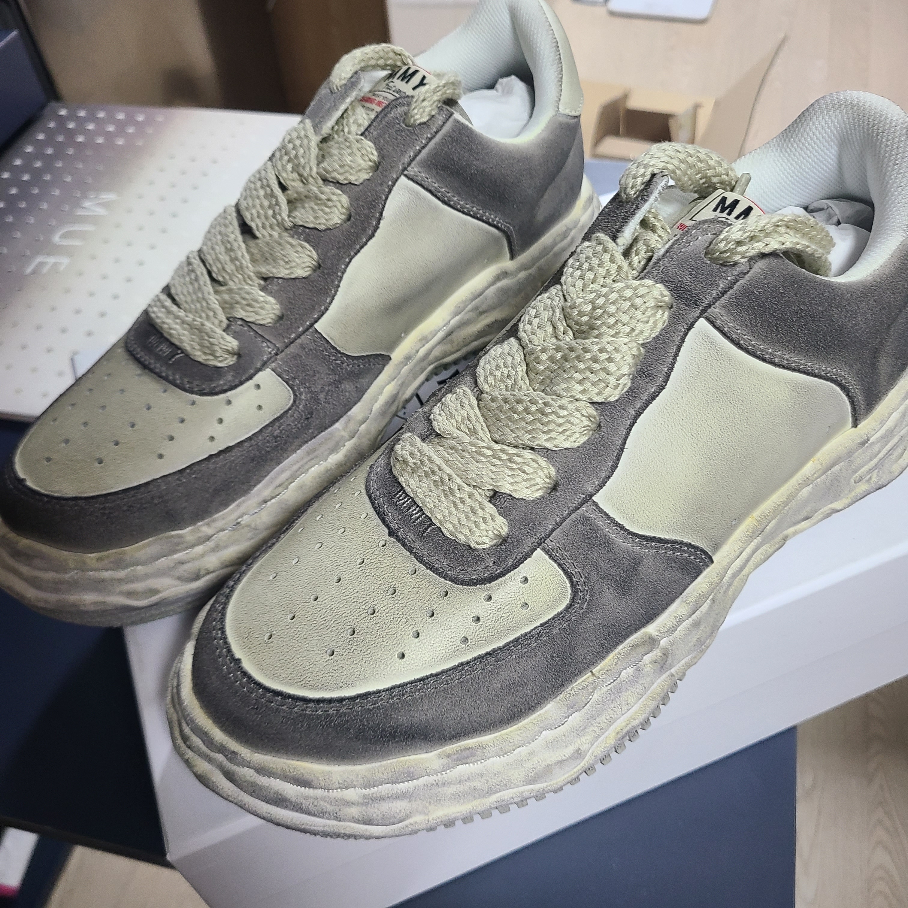Maison Mihara Yasuhiro Wayne OG Sole Distressed Leather Low-top Sneaker White 착용 스타일 - 2