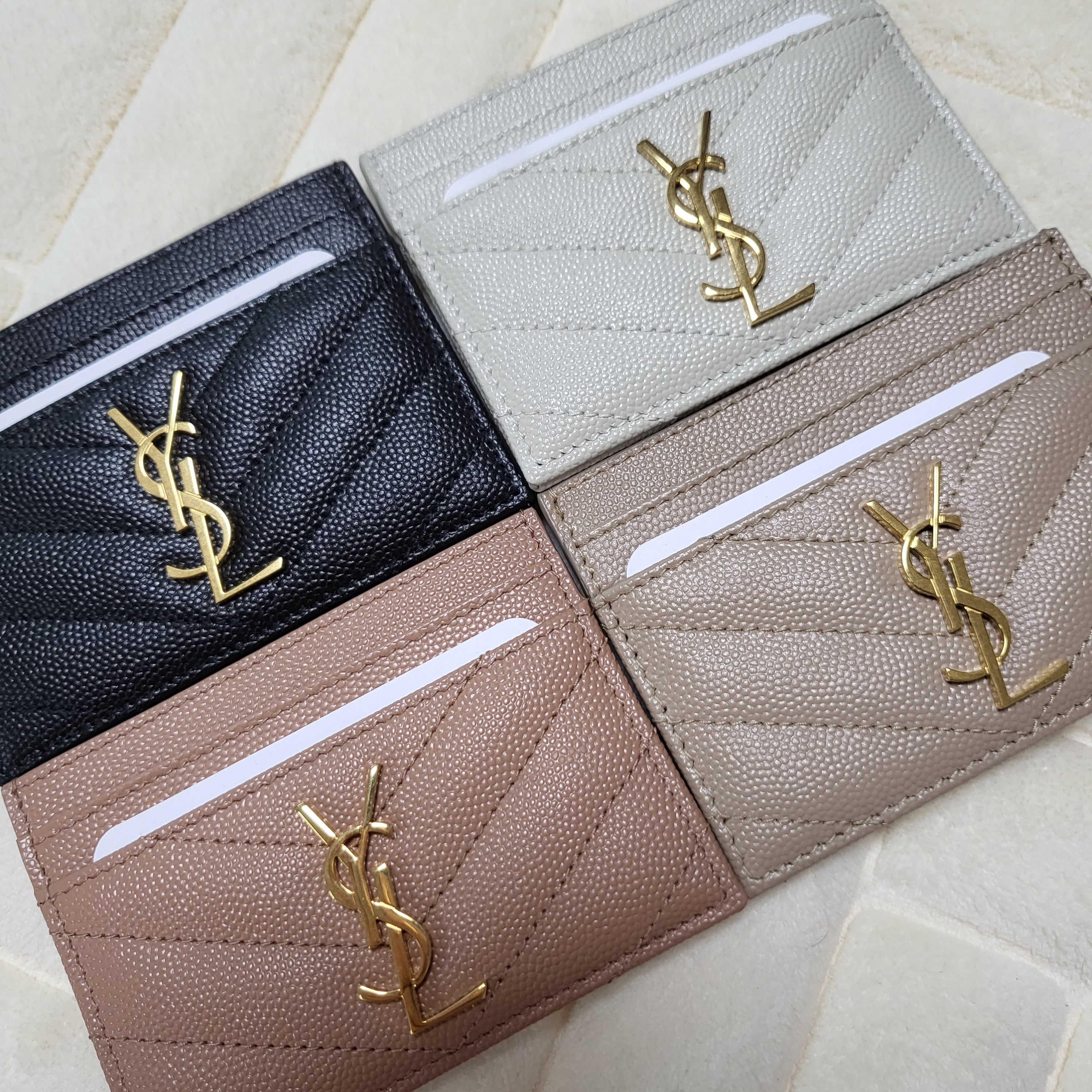 Saint Laurent Cassandre Matelasse Card Case in Grain De Poudre Embossed Leather Dark Beige, Saint Laurent Cassandre Matelasse Card Case in Grain de Poudre Embossed Leather Vintage Peach 착용 스타일 - 2