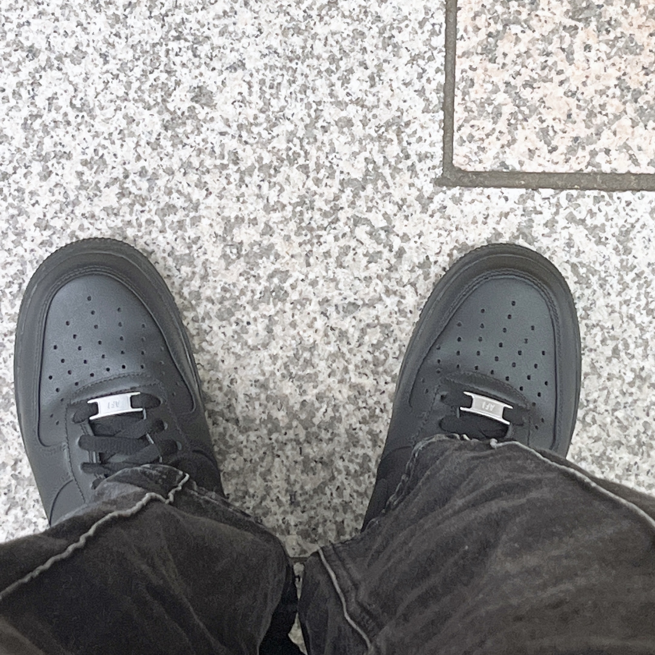 Nike Air Force 1 '07 Low Triple Black 착용 스타일