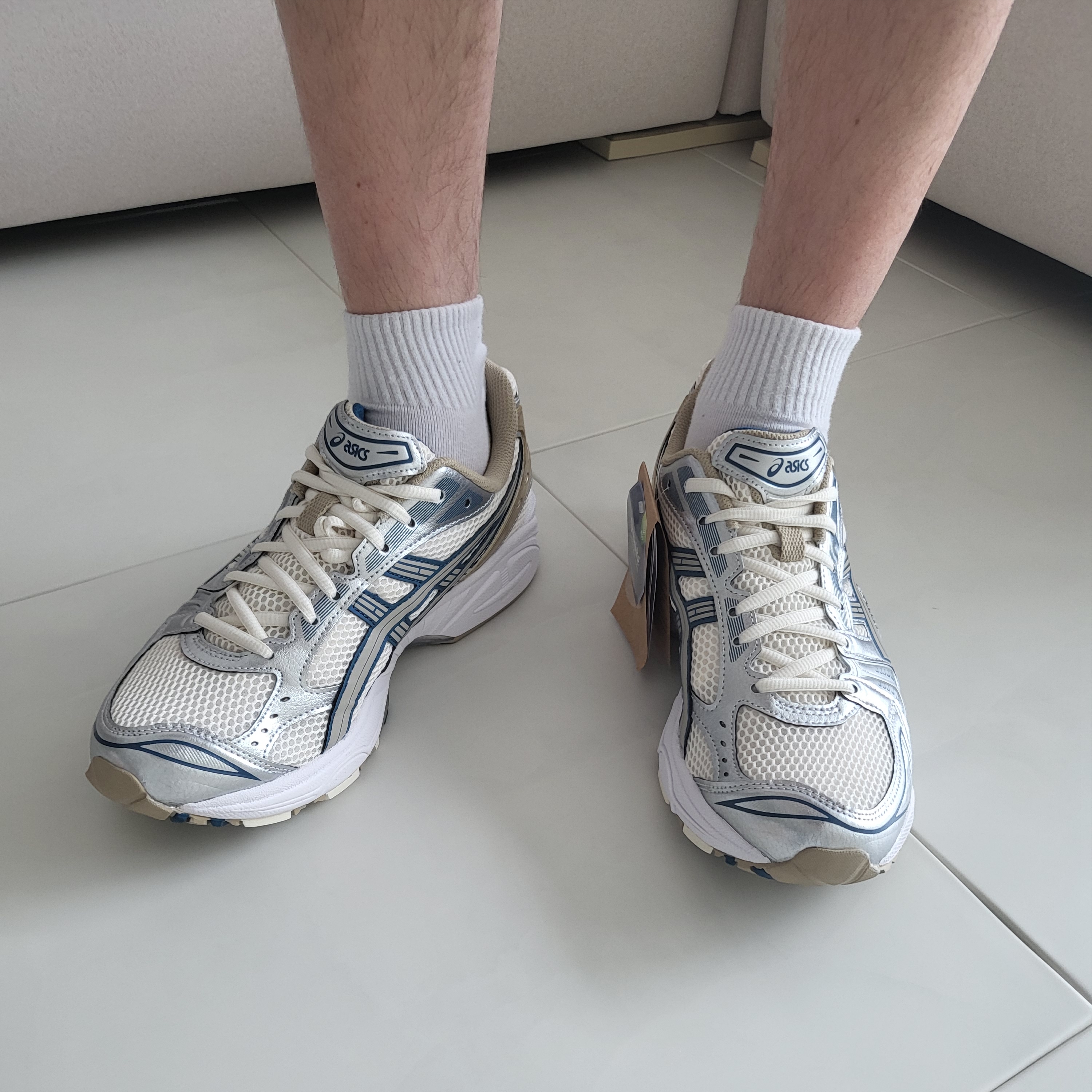 Asics Gel-Kayano 14 Cream Pure Silver, Asics Gel-Kayano 14 Monaco Blue Black 착용 스타일 - 1