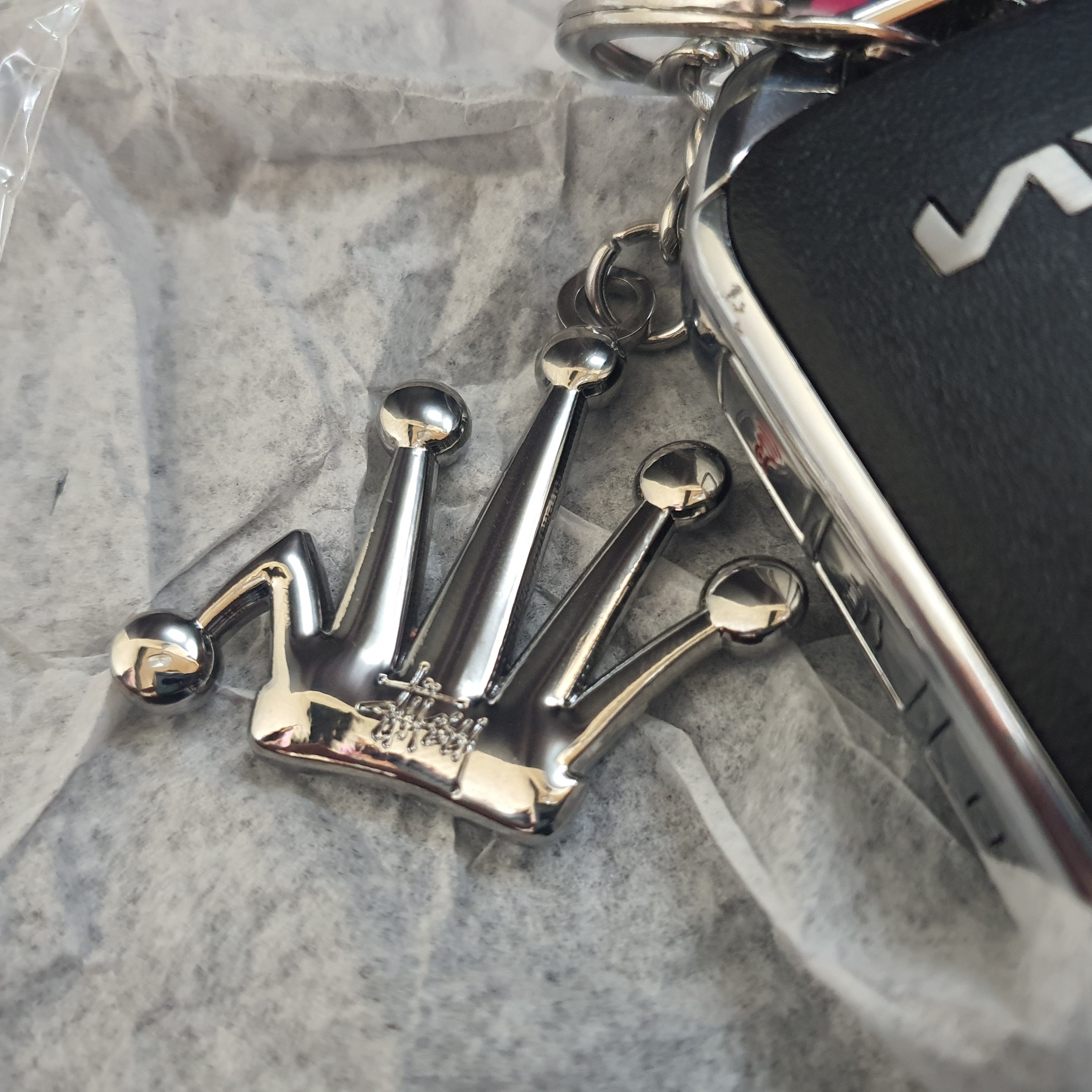 Stussy Metal Bent Crown Keychain Silver 착용 스타일