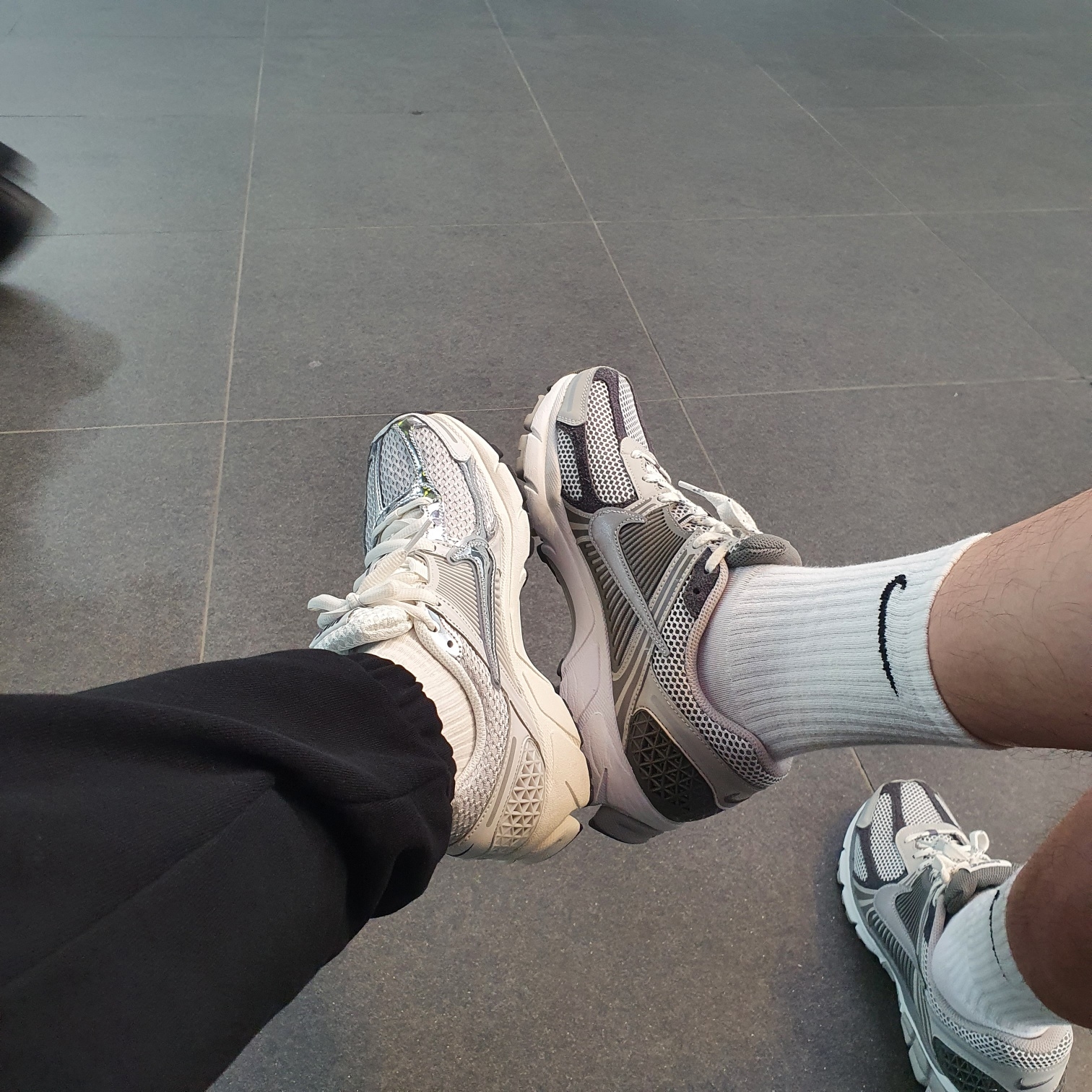 (W) Nike Zoom Vomero 5 Photon Dust and Metallic Silver, Nike Zoom Vomero 5 PRM Light Iron Ore and Flat Fewter 착용 스타일 - 2