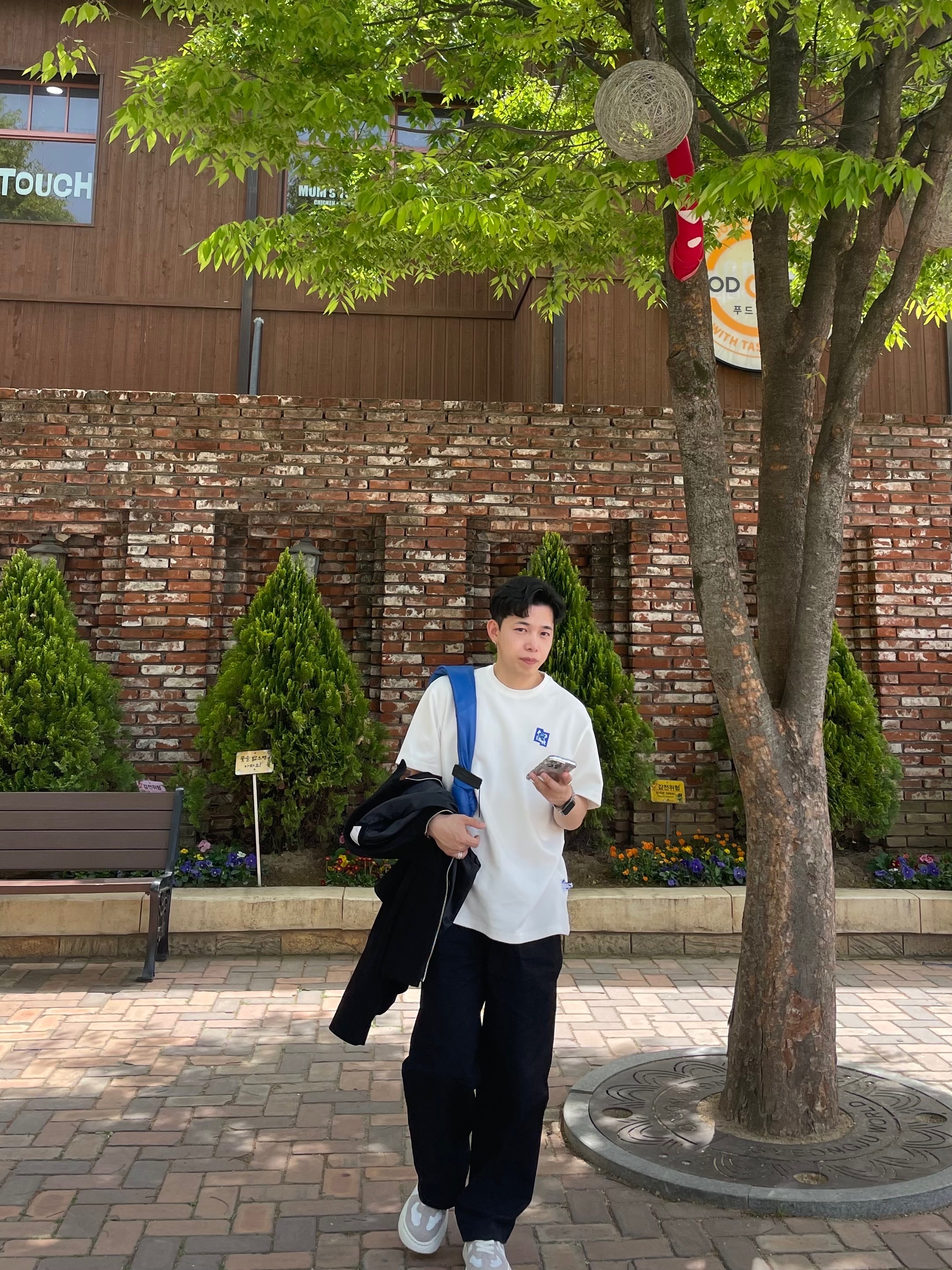 Maison Kitsune x Ader Error Tetris Fox T-Shirt Off White, Ader Error x Zara Leather Shoulder Bag with Knot Blue 착용 스타일 - 1