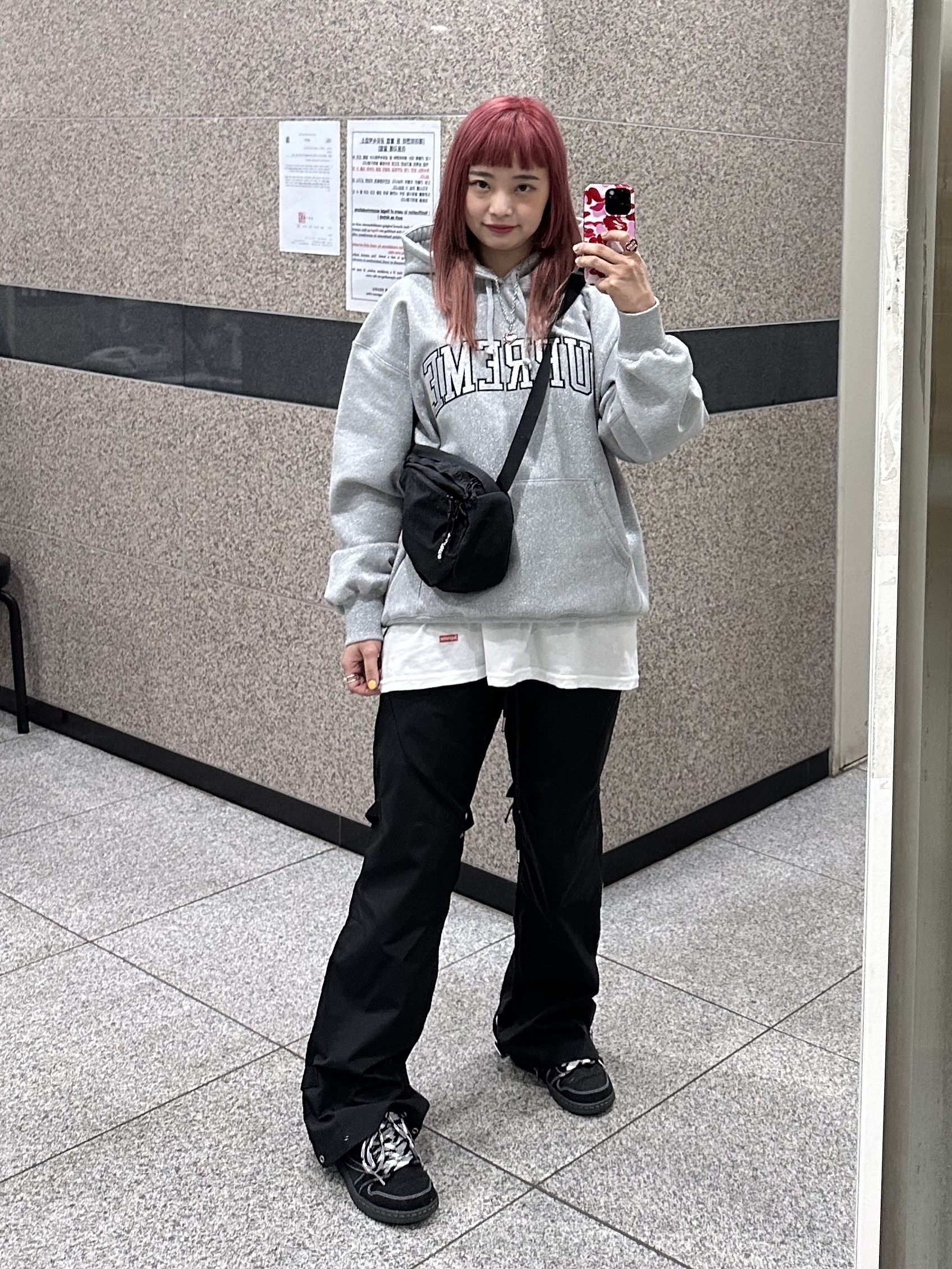 Supreme Glitter Arc Hooded Sweatshirt Heather Grey - 23SS, Supreme Sling Bag Black - 20FW 착용 스타일 - 1