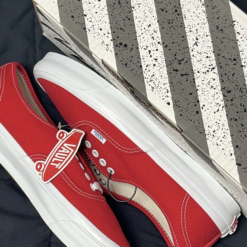 Vans Vault OG Authentic LX Red 착용 스타일 - 1