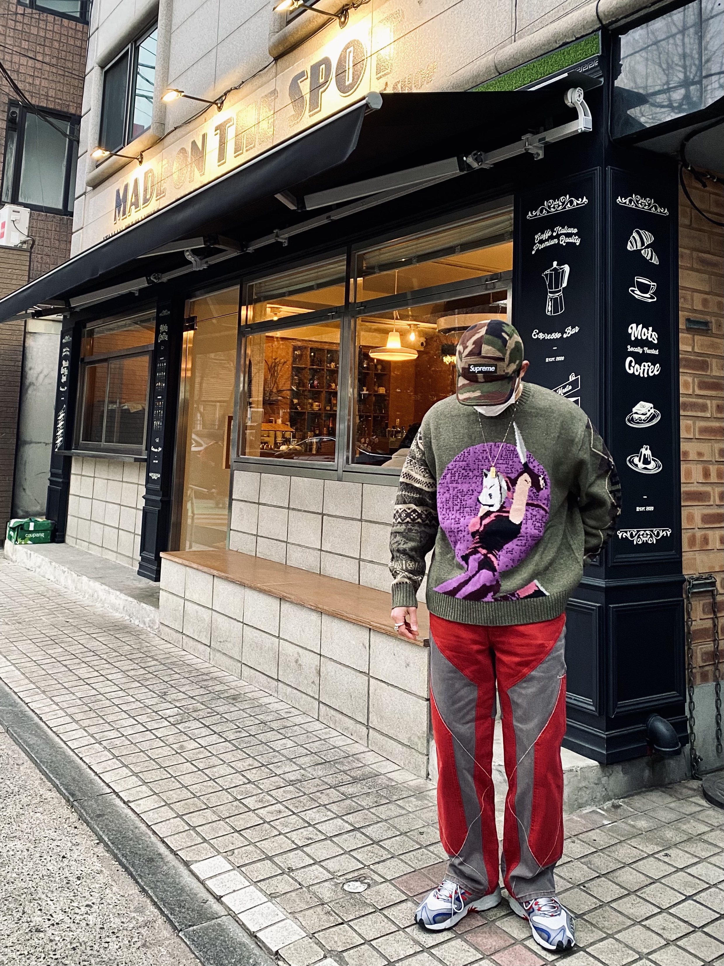 Supreme 2-Tone Paneled Jean Red - 22FW, Supreme Polartec Camp Cap Woodland Camo - 22FW 착용 스타일 - 1