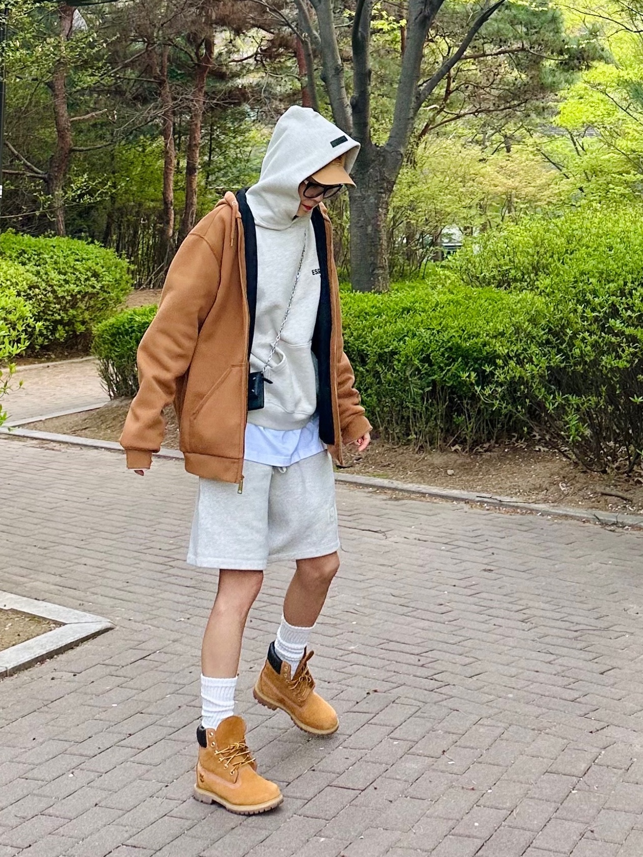Maison Margiela Small Leather Chain Wallet Black, Essentials 1977 Shorts Light Oatmeal - 22SS 착용 스타일 - 3