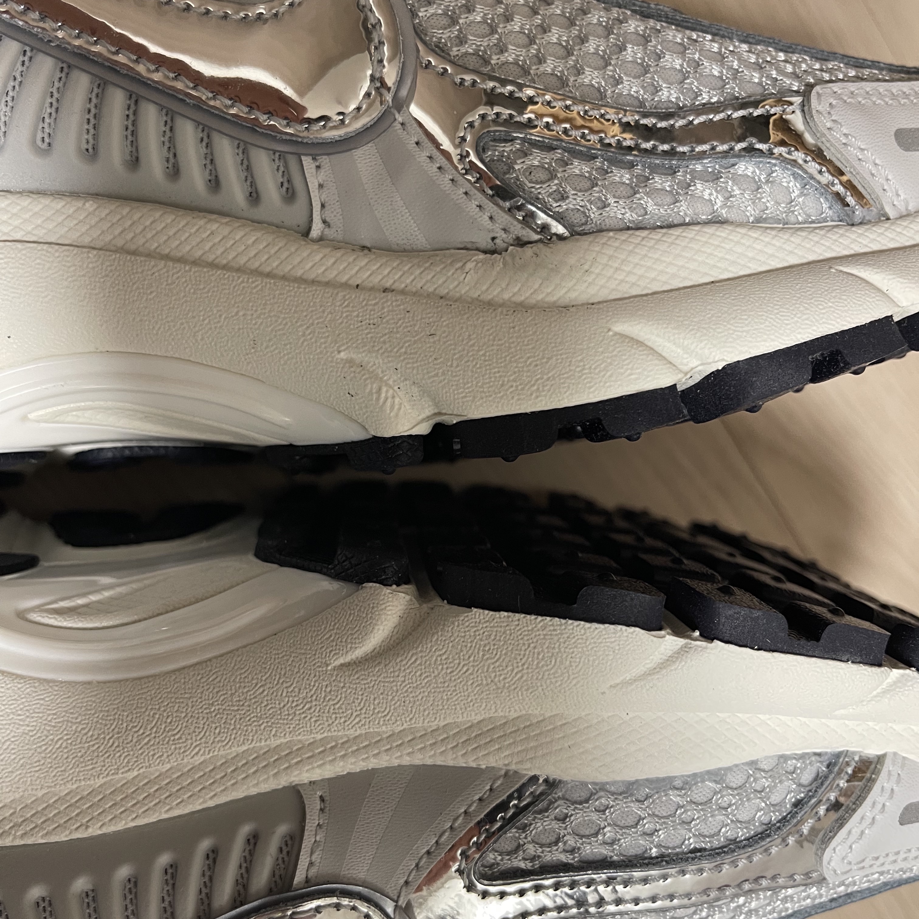 (W) Nike Zoom Vomero 5 Photon Dust and Metallic Silver 착용 스타일 - 1