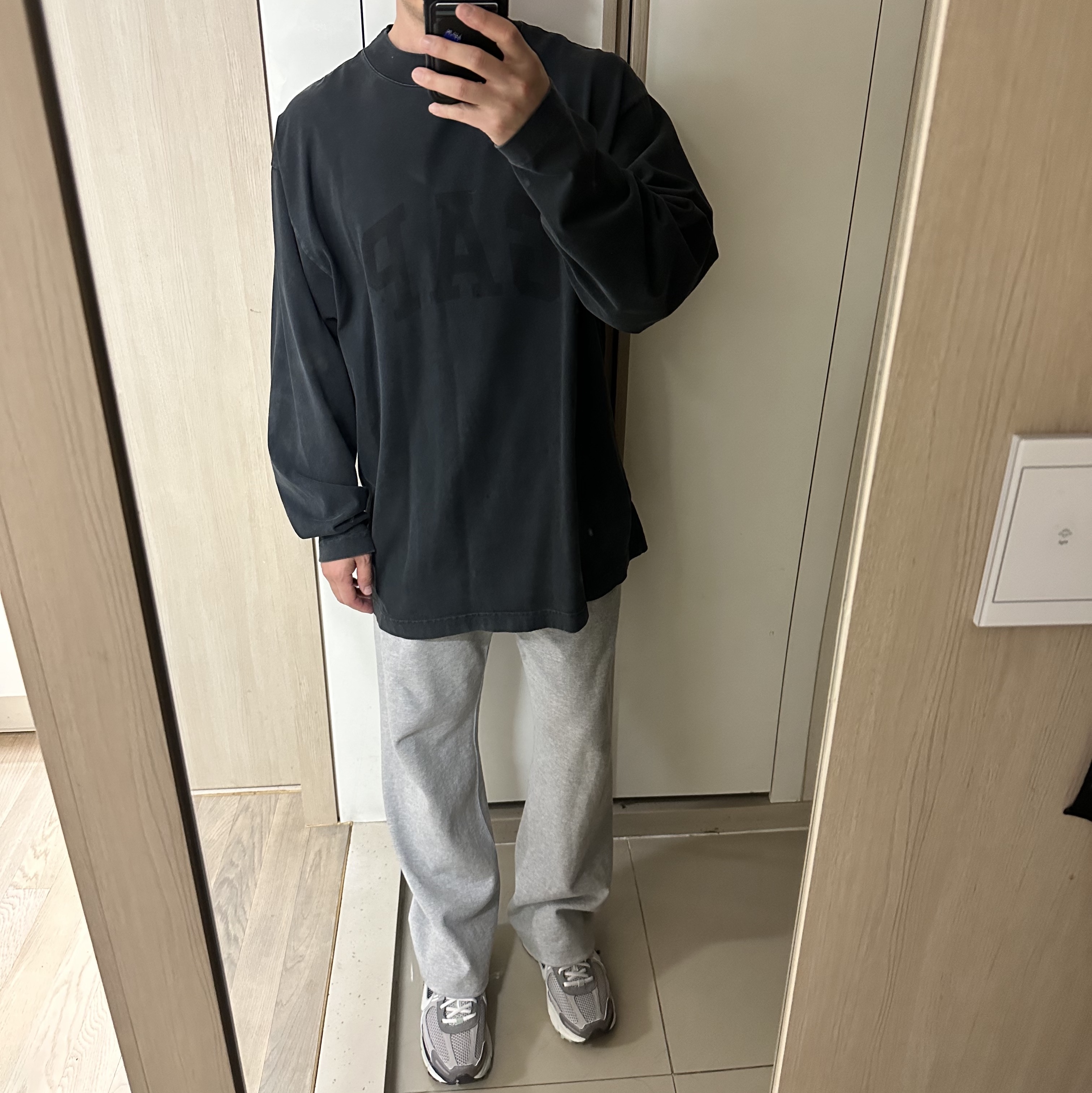 Nike x Peaceminusone LS T-Shirt Black (DR0098-010), Yeezy Gap Engineered By Balenciaga Dove Long Sleeve T-Shirt Washed Black 착용 스타일 - 2
