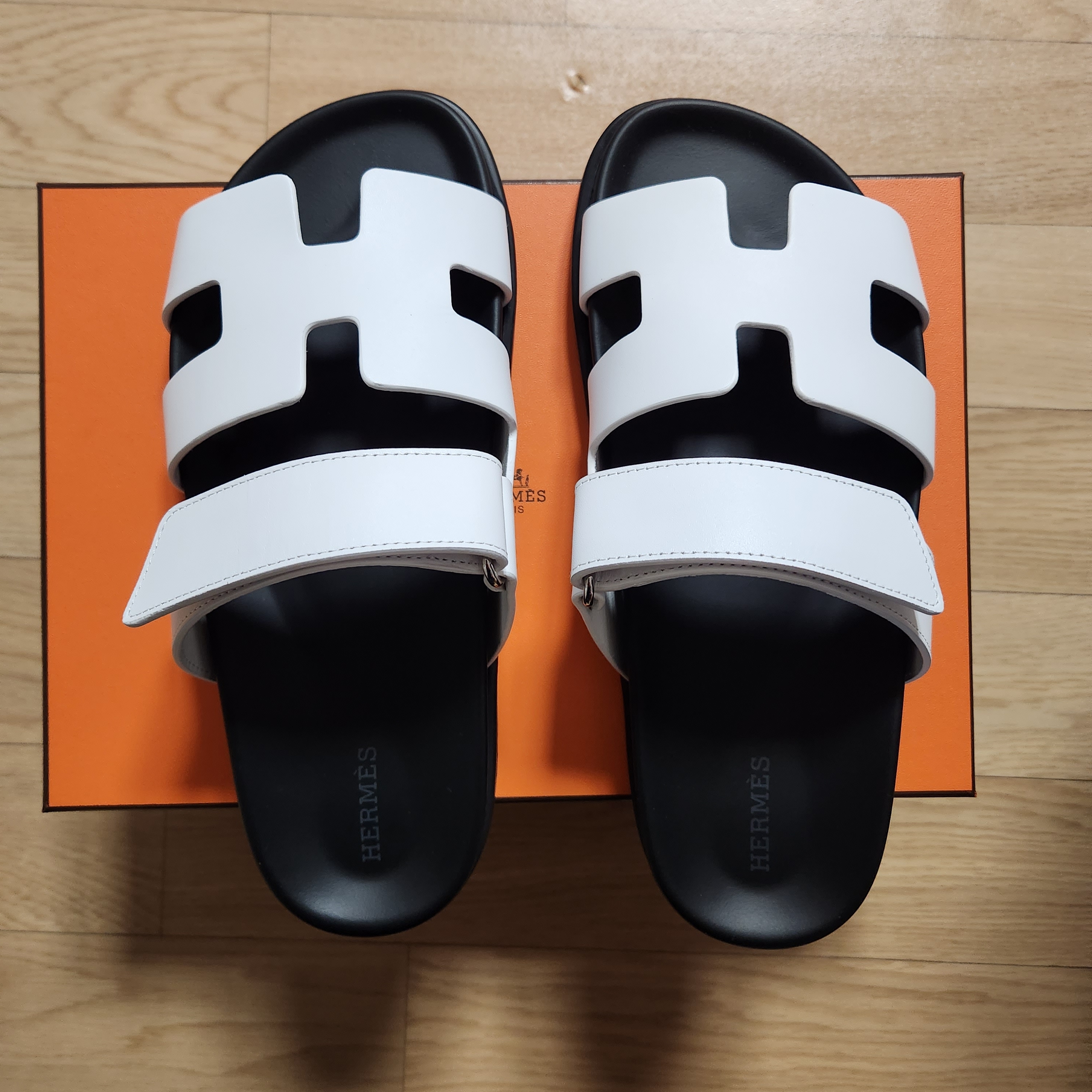 (W) Hermes Chypre Sandal Calfskin & Blanc 착용 스타일