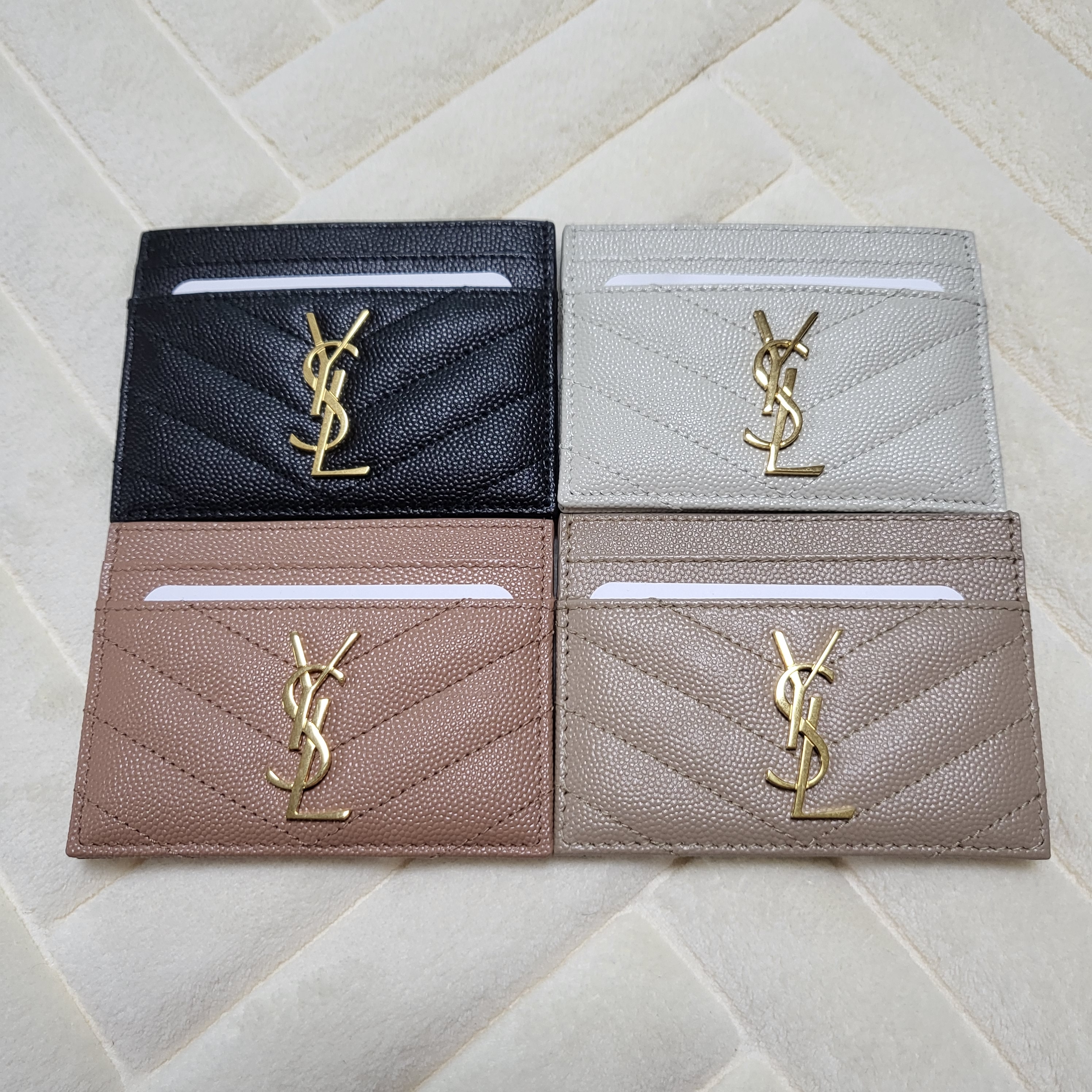 Saint Laurent Cassandre Matelasse Card Case in Grain De Poudre Embossed Leather Dark Beige, Saint Laurent Cassandre Matelasse Card Case in Grain de Poudre Embossed Leather Vintage Peach 착용 스타일 - 1