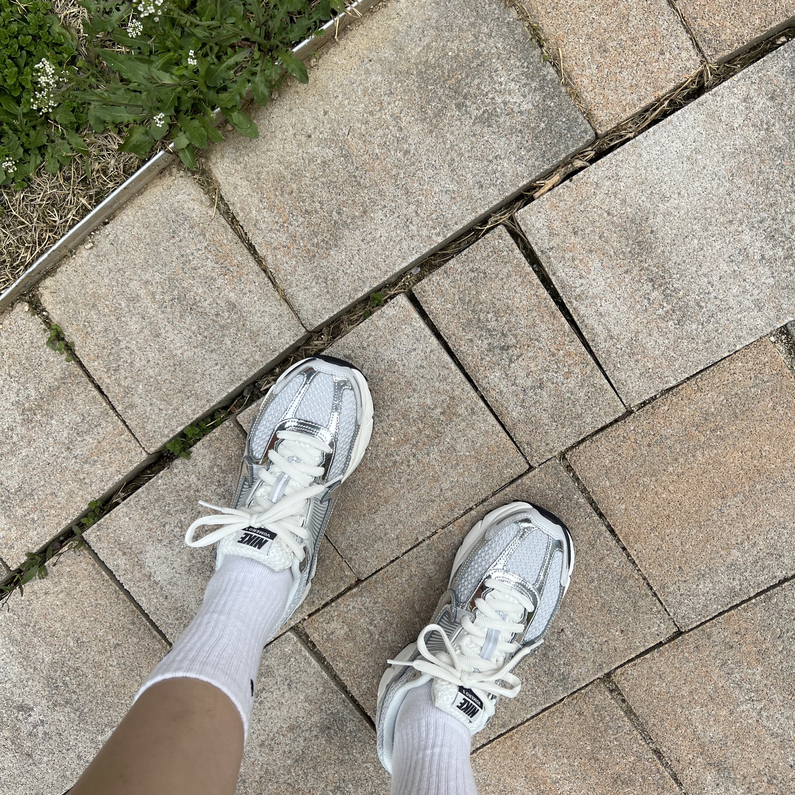 (W) Nike Zoom Vomero 5 Photon Dust and Metallic Silver 착용 스타일 - 1