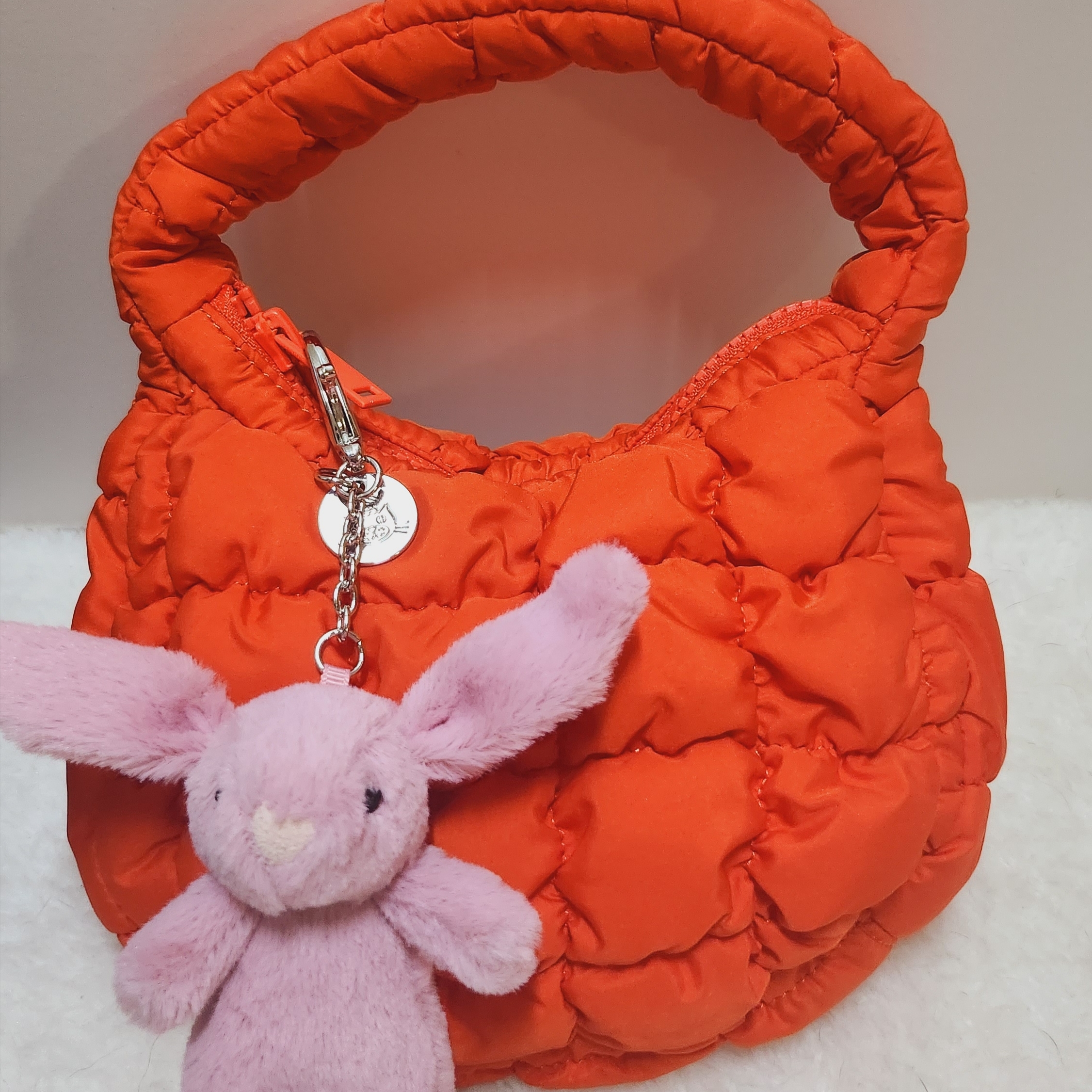 COS Quilted Micro Bag Black, COS Quilted Micro Bag Orange 착용 스타일 - 2