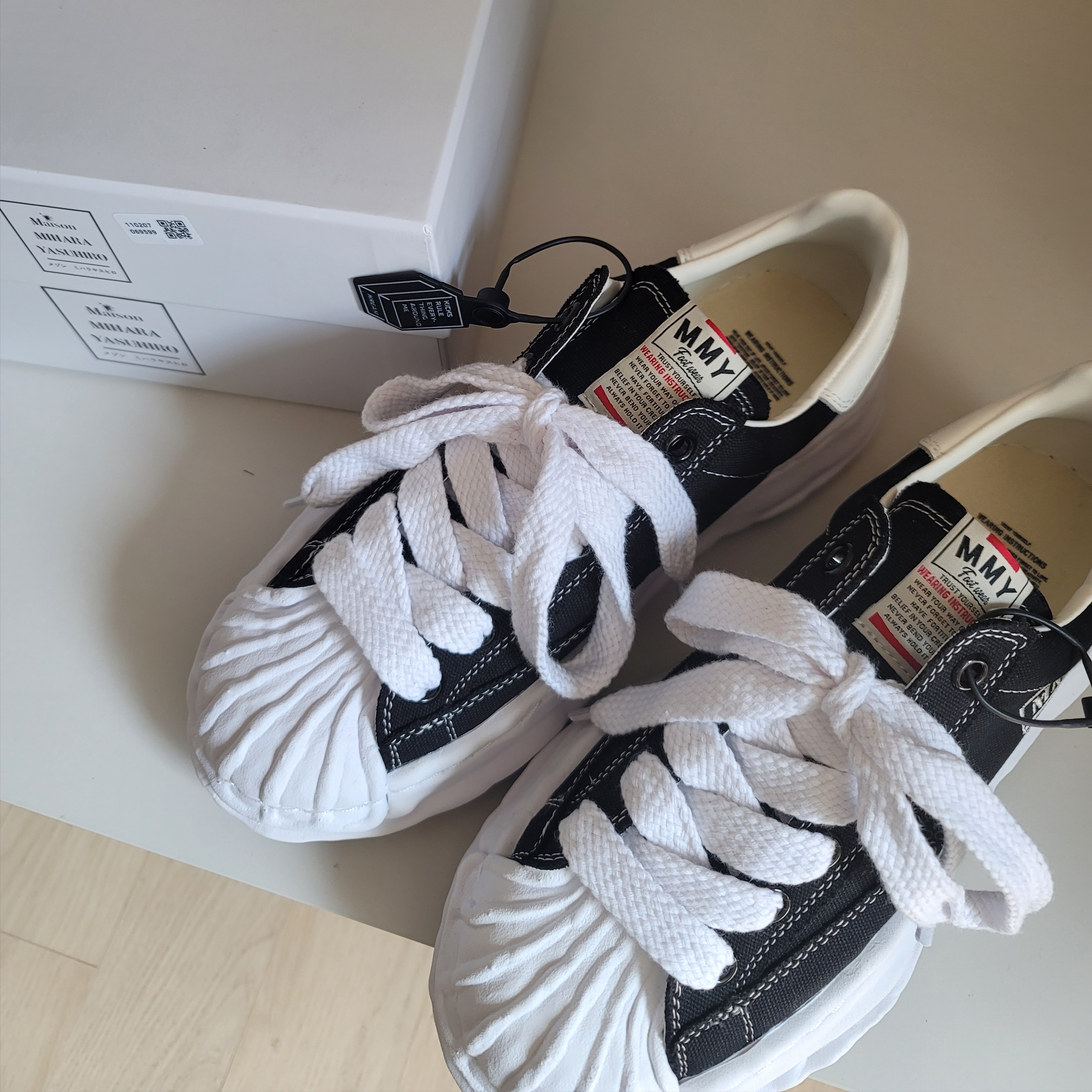 Maison Mihara Yasuhiro Blakey OG Sole Canvas Low-top Sneakers Black White 착용 스타일