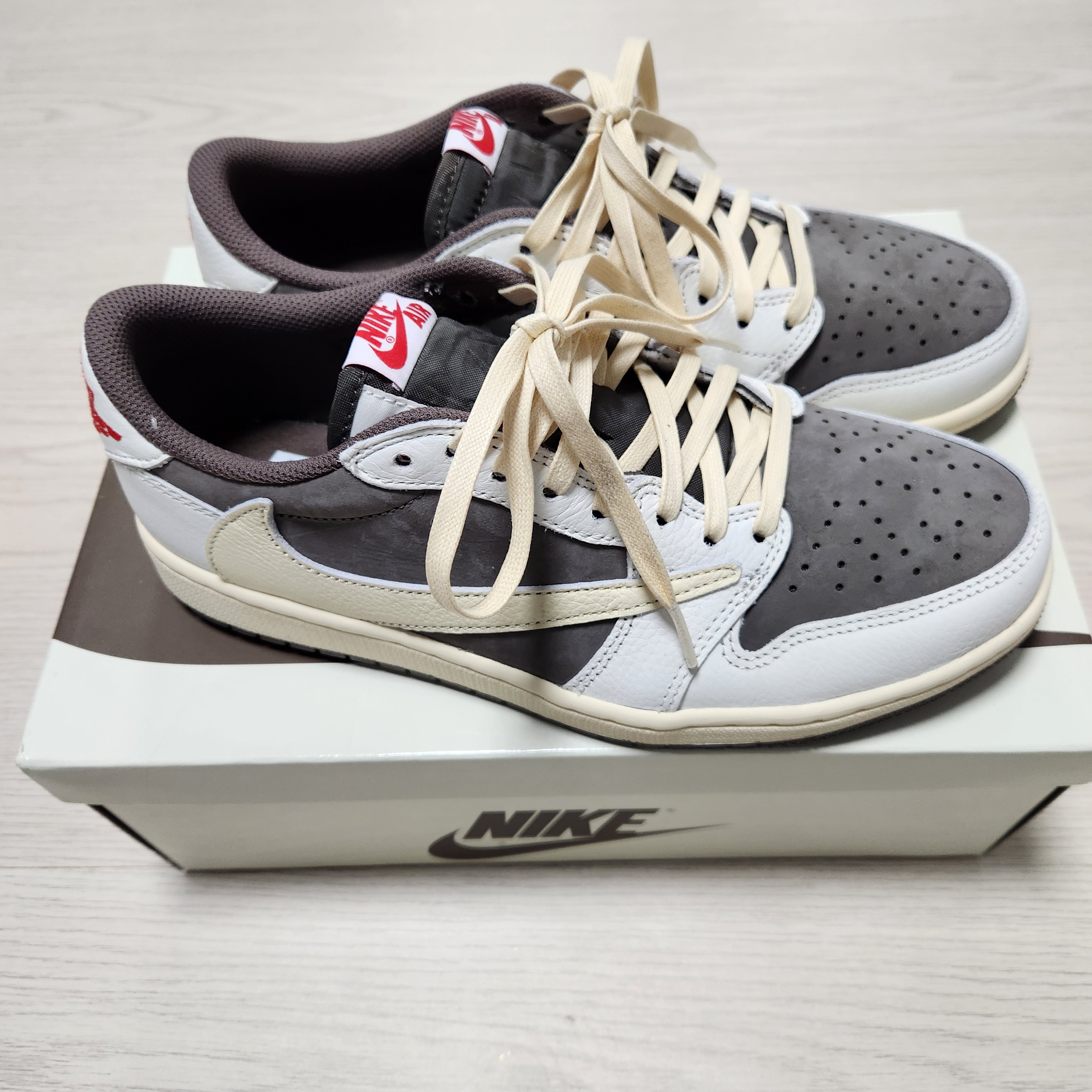 Jordan 1 x Travis Scott Retro Low OG SP Sail and Ridgerock 착용 스타일 - 2