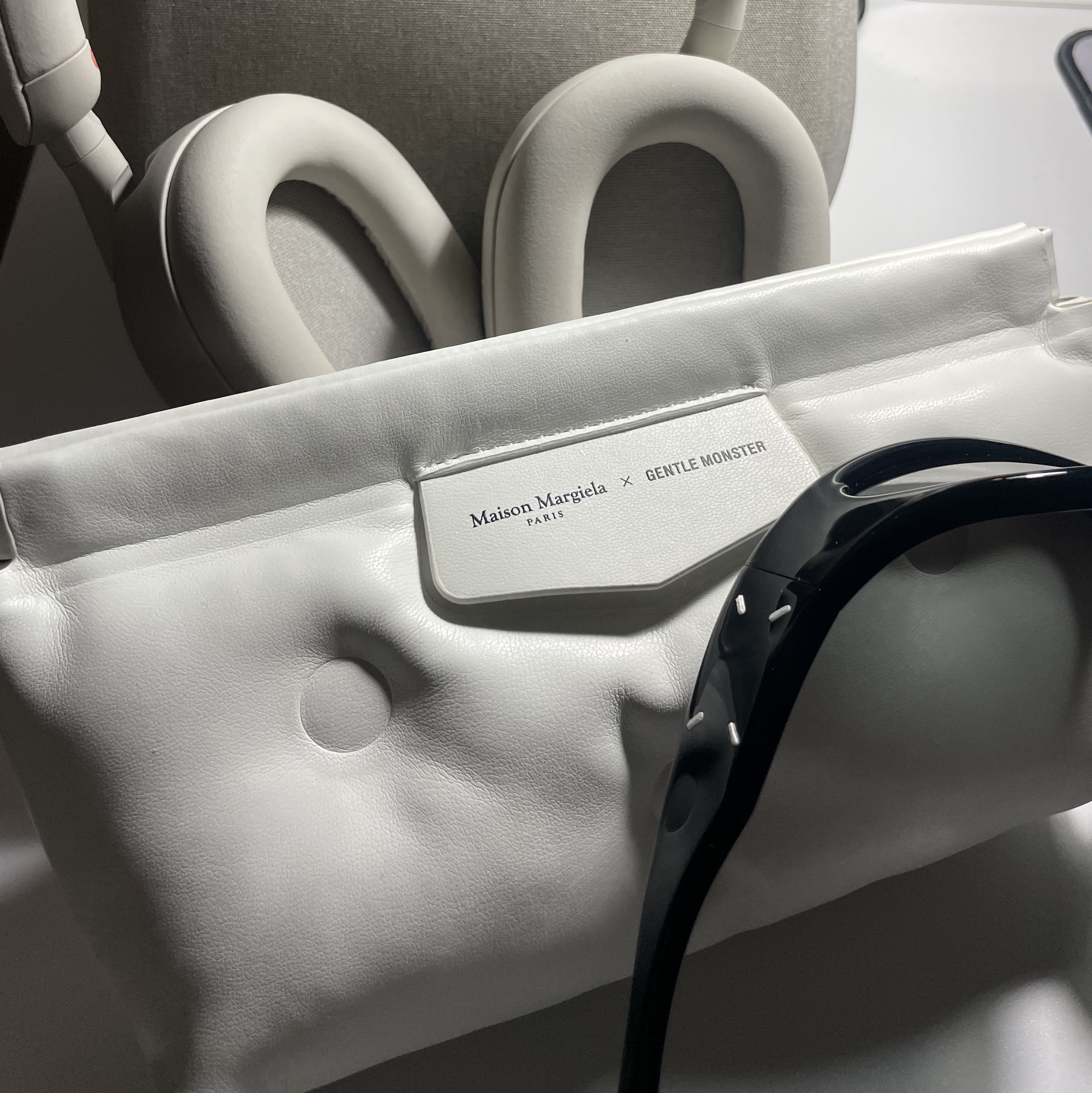 Sony WH-1000XM5 Silver (Korean Ver.), Gentle Monster x Maison Margiela MM003 Black Black 착용 스타일