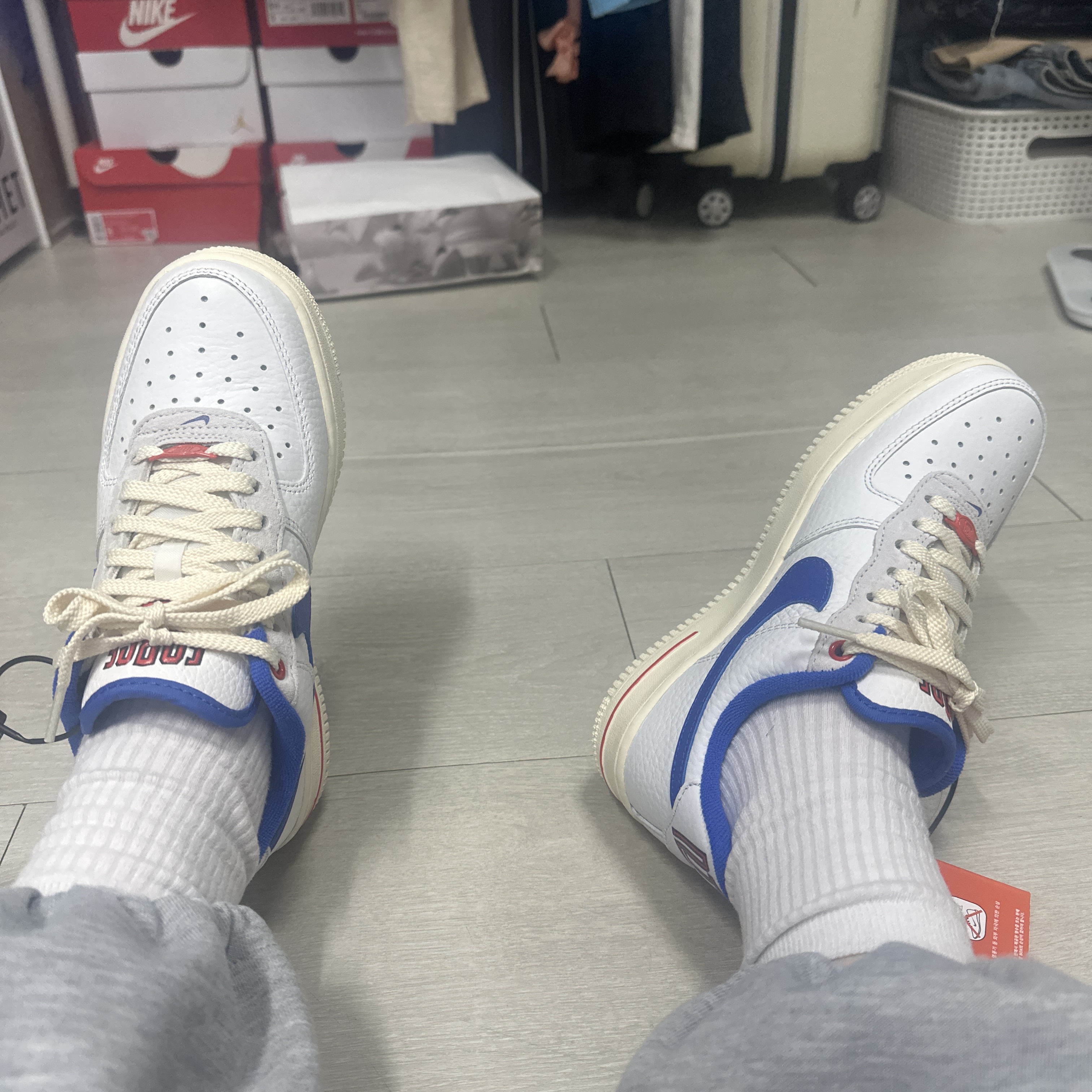 (W) Nike Air Force 1 '07 LX University Blue and Summit White 착용 스타일 - 3