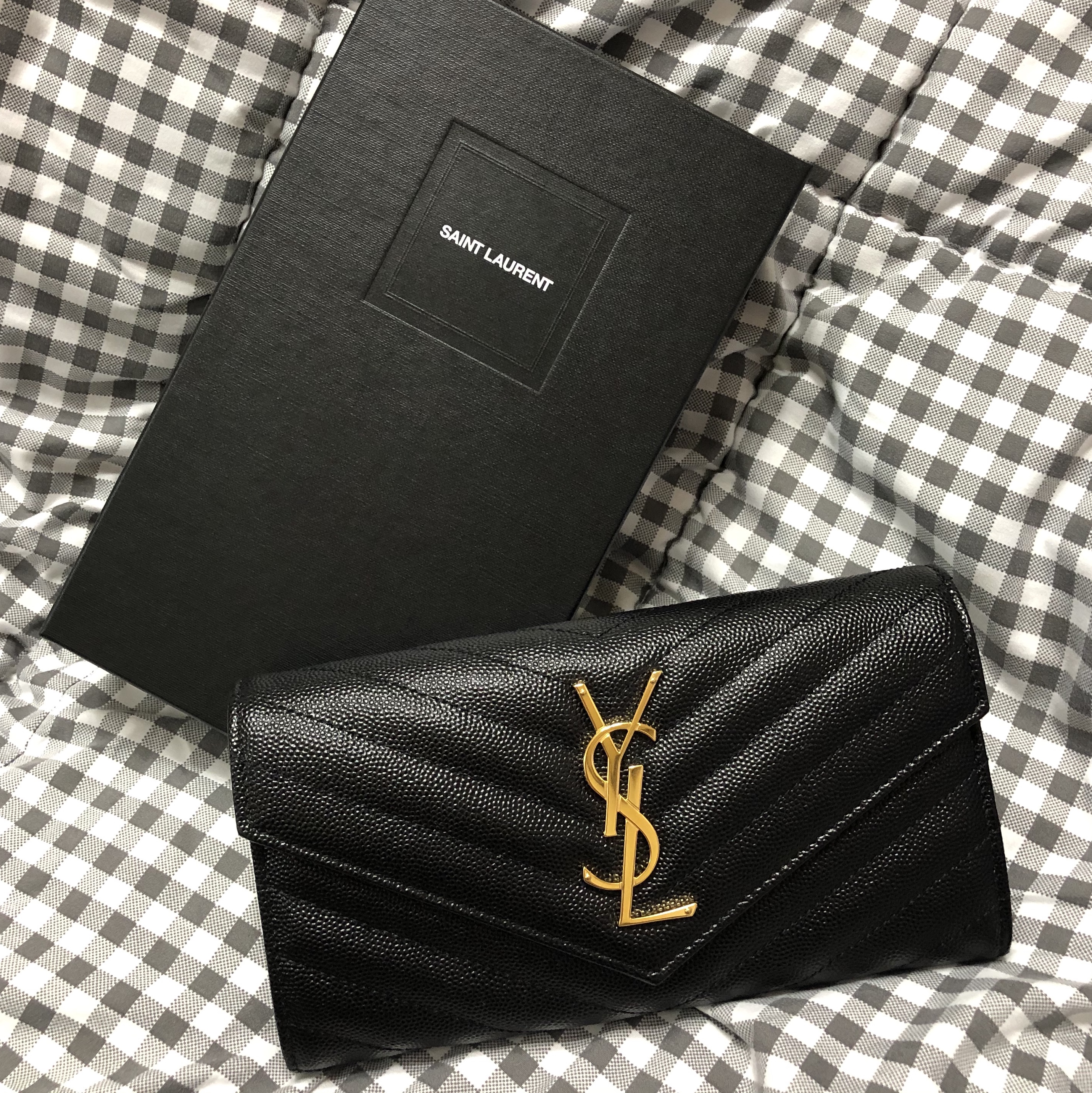 Saint Laurent Cassandre Matelasse Large Flap Wallet in Grain De Poudre Embossed Leather Black 착용 스타일