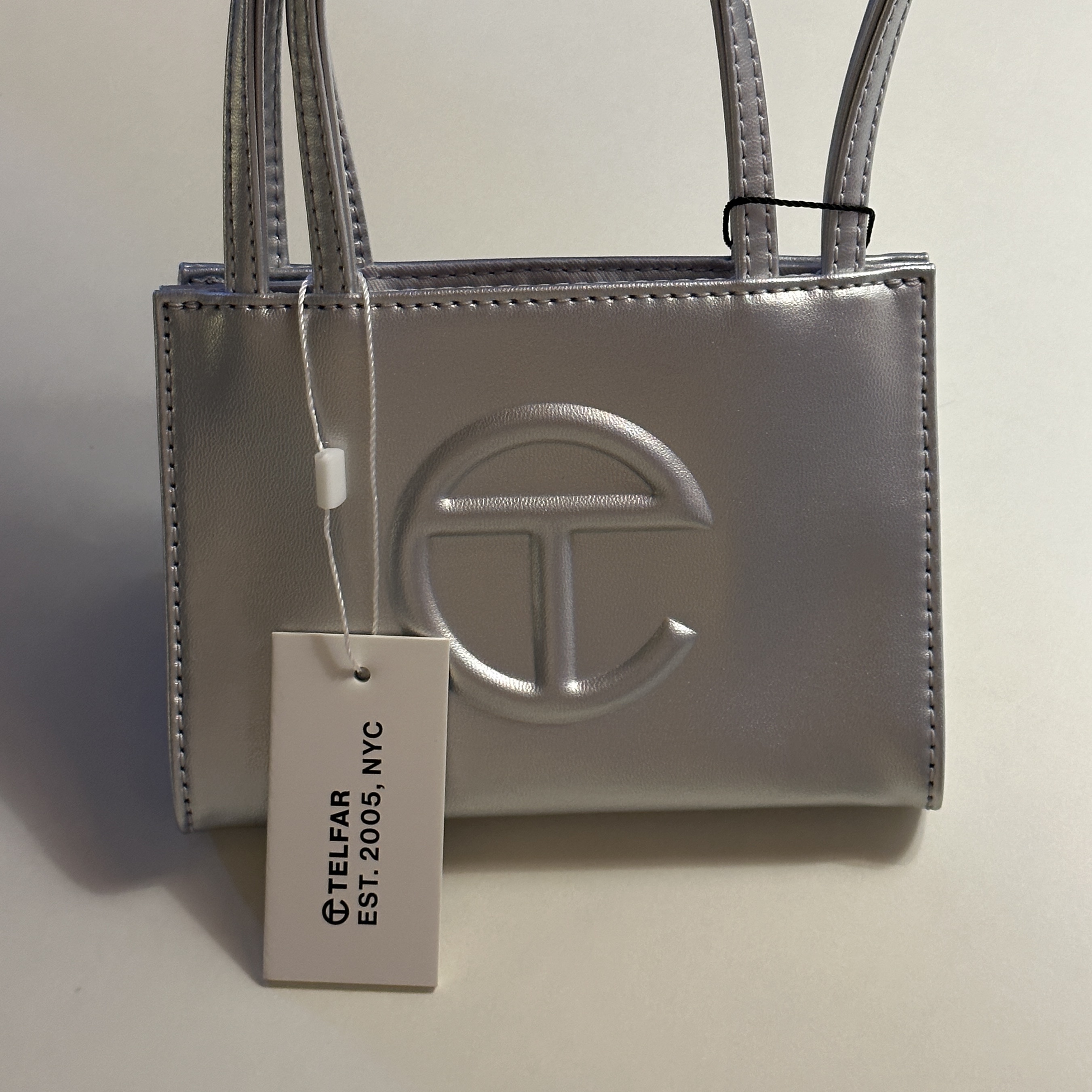 Telfar Small Shopping Bag Silver 착용 스타일
