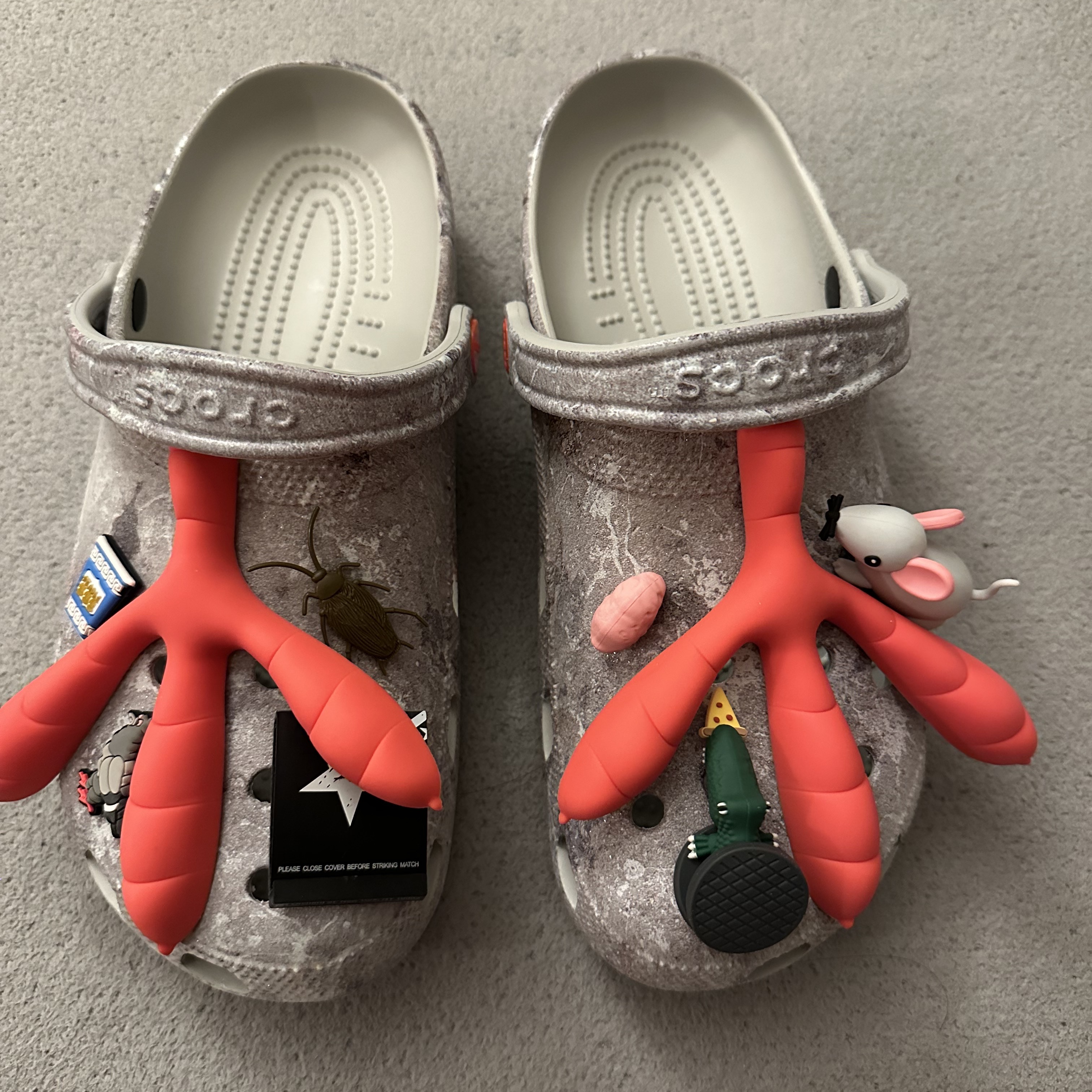 Crocs x Staple Classic Clog Grey Red 착용 스타일 - 2