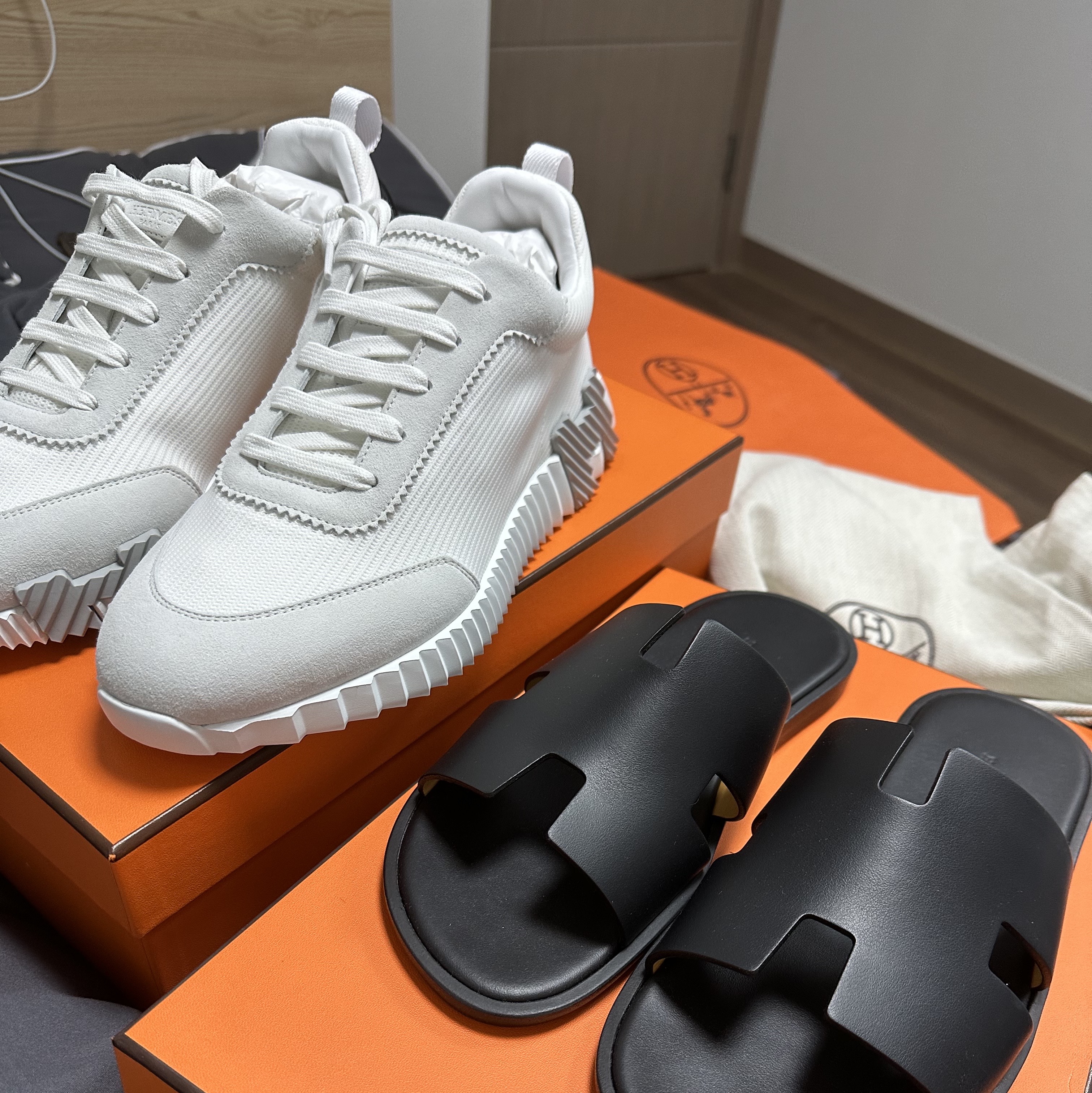 Hermes Bouncing Sneakers Mesh Suede Goatskin & Blanc Blanc, Hermes Izmir Sandal Calfskin & Noir 착용 스타일