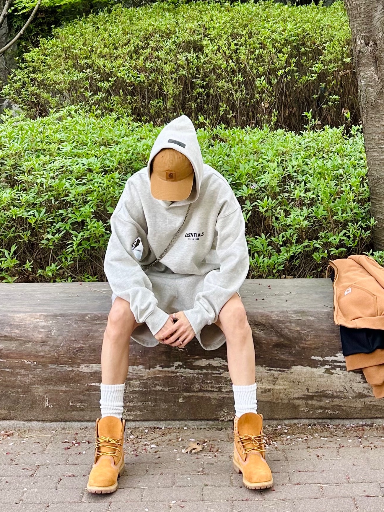 Maison Margiela Small Leather Chain Wallet Black, Essentials 1977 Shorts Light Oatmeal - 22SS 착용 스타일 - 4
