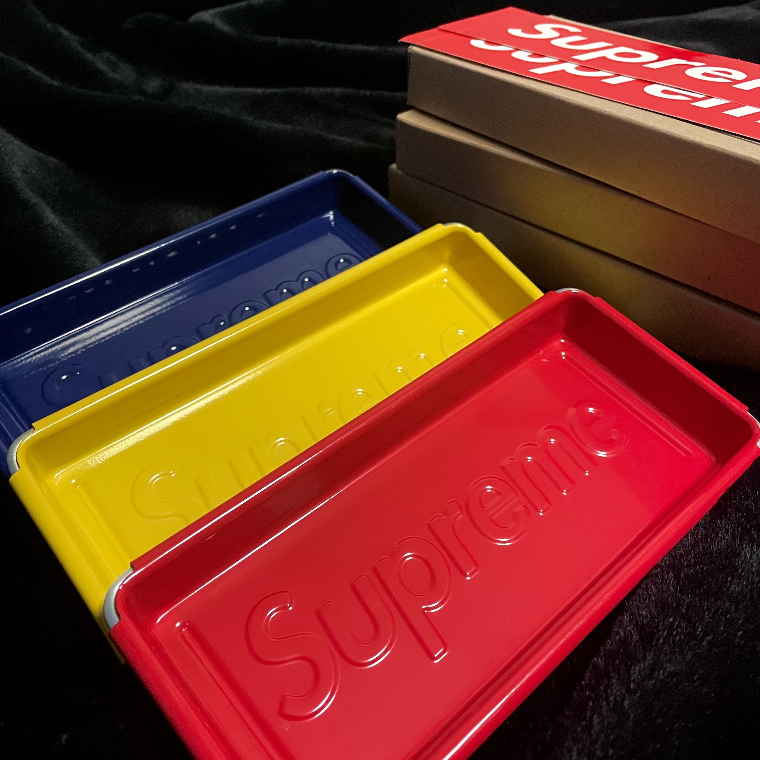 Supreme x Dulton Tray Red - 23SS, Supreme x Dulton Tray Yellow - 23SS 착용 스타일