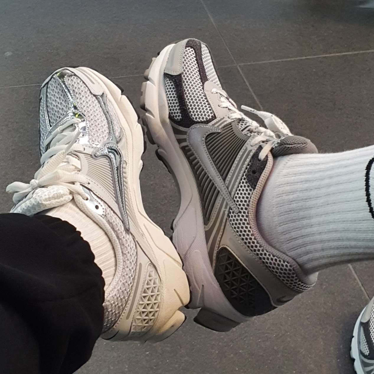 (W) Nike Zoom Vomero 5 Photon Dust and Metallic Silver, Nike Zoom Vomero 5 PRM Light Iron Ore and Flat Fewter 착용 스타일 - 1
