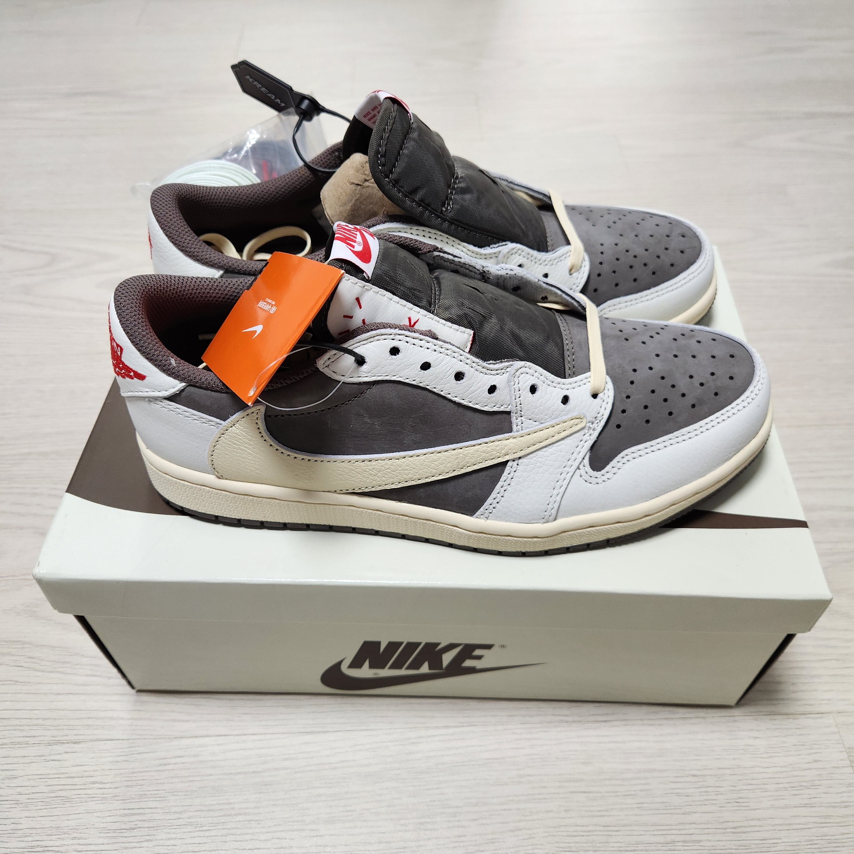 Jordan 1 x Travis Scott Retro Low OG SP Sail and Ridgerock 착용 스타일 - 3