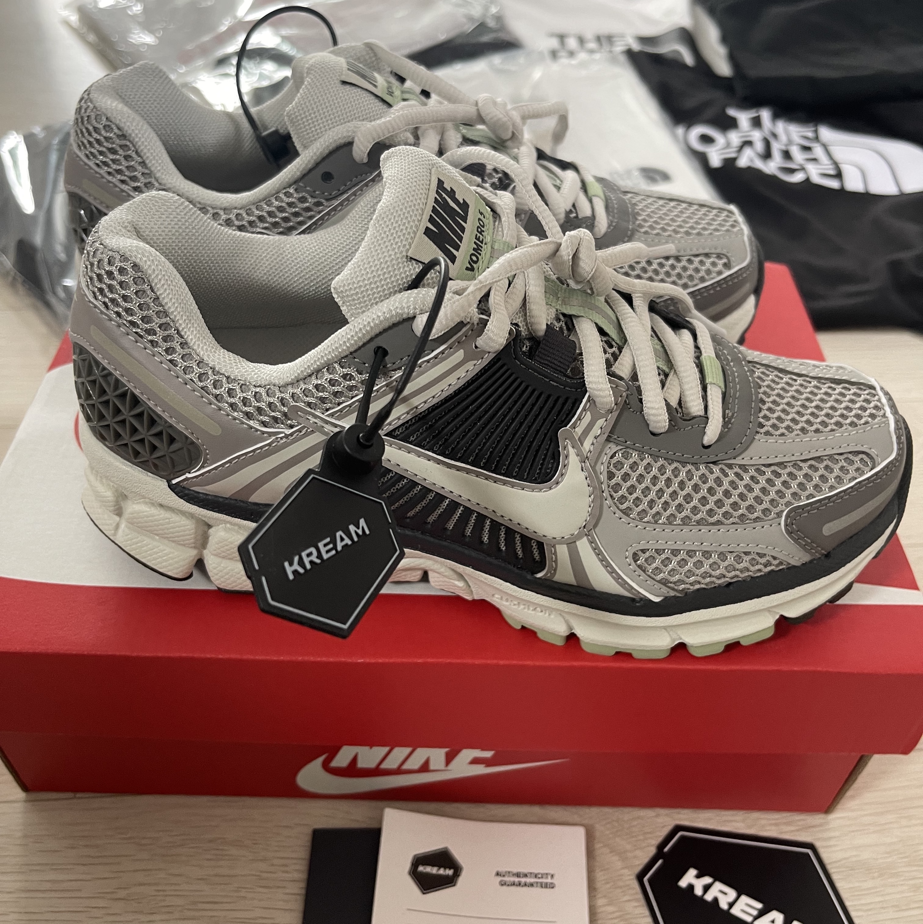 (W) Nike Zoom Vomero 5 Cobblestone and Flat Pewter 착용 스타일 - 1