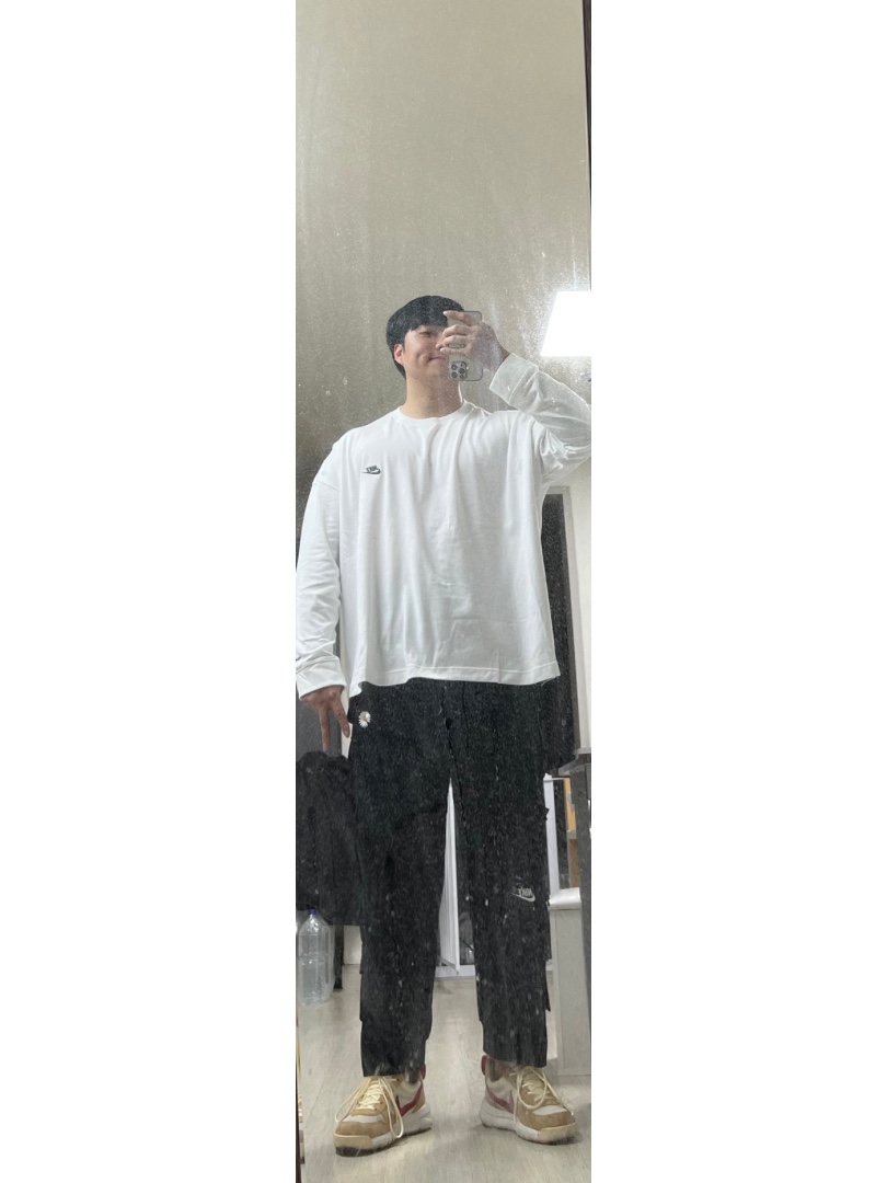 Nike x Peaceminusone LS T-Shirt White (DR0098-100), Nike x Peaceminusone Wide Pants Black (DR0096-010) 착용 스타일