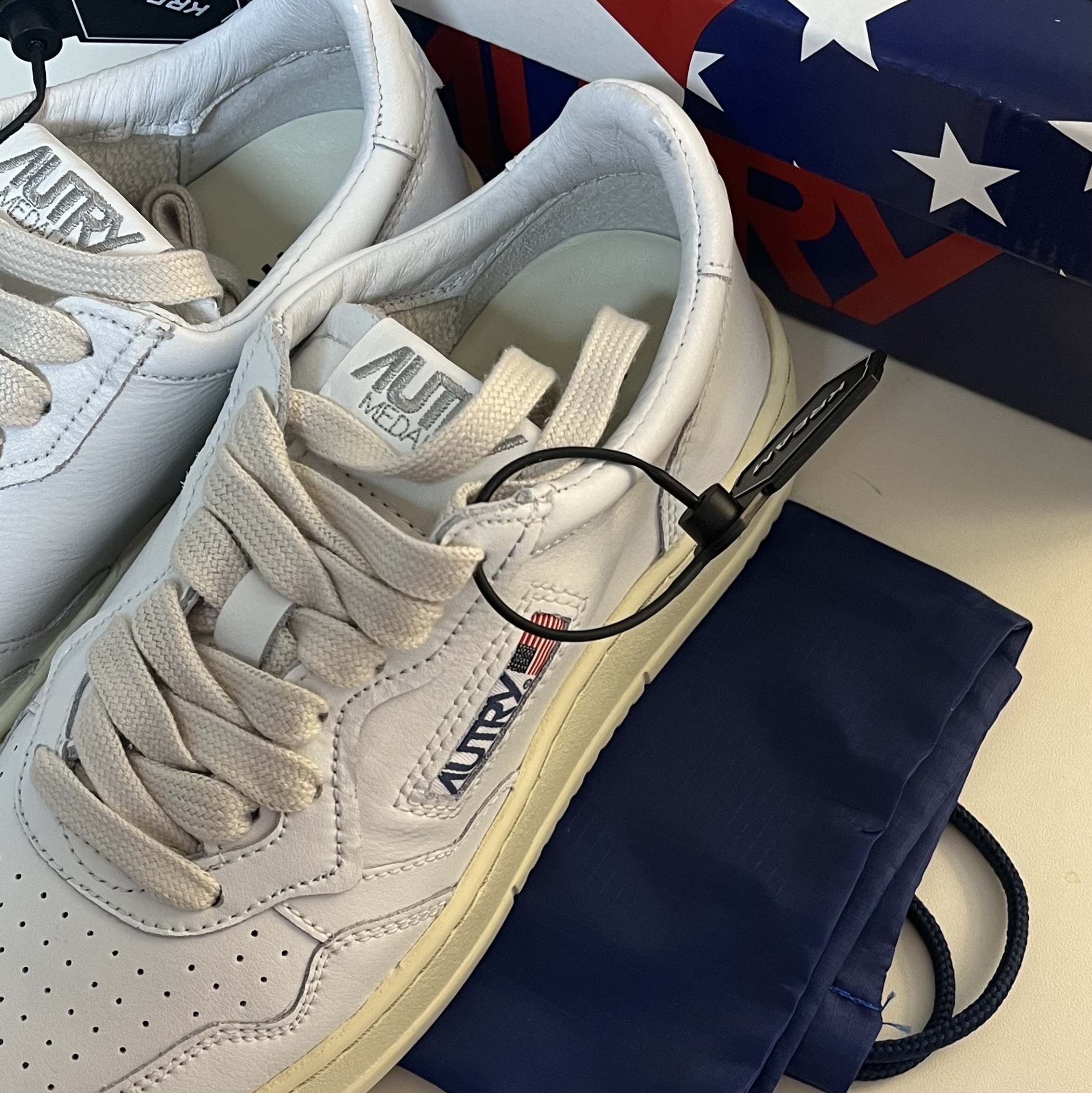 (W) Autry Medalist Low Leather Sneakers White 착용 스타일
