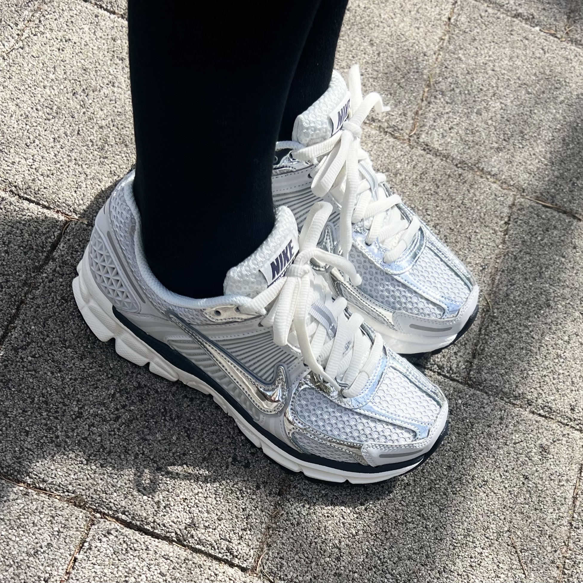 (W) Nike Zoom Vomero 5 Photon Dust and Metallic Silver 착용 스타일 - 2