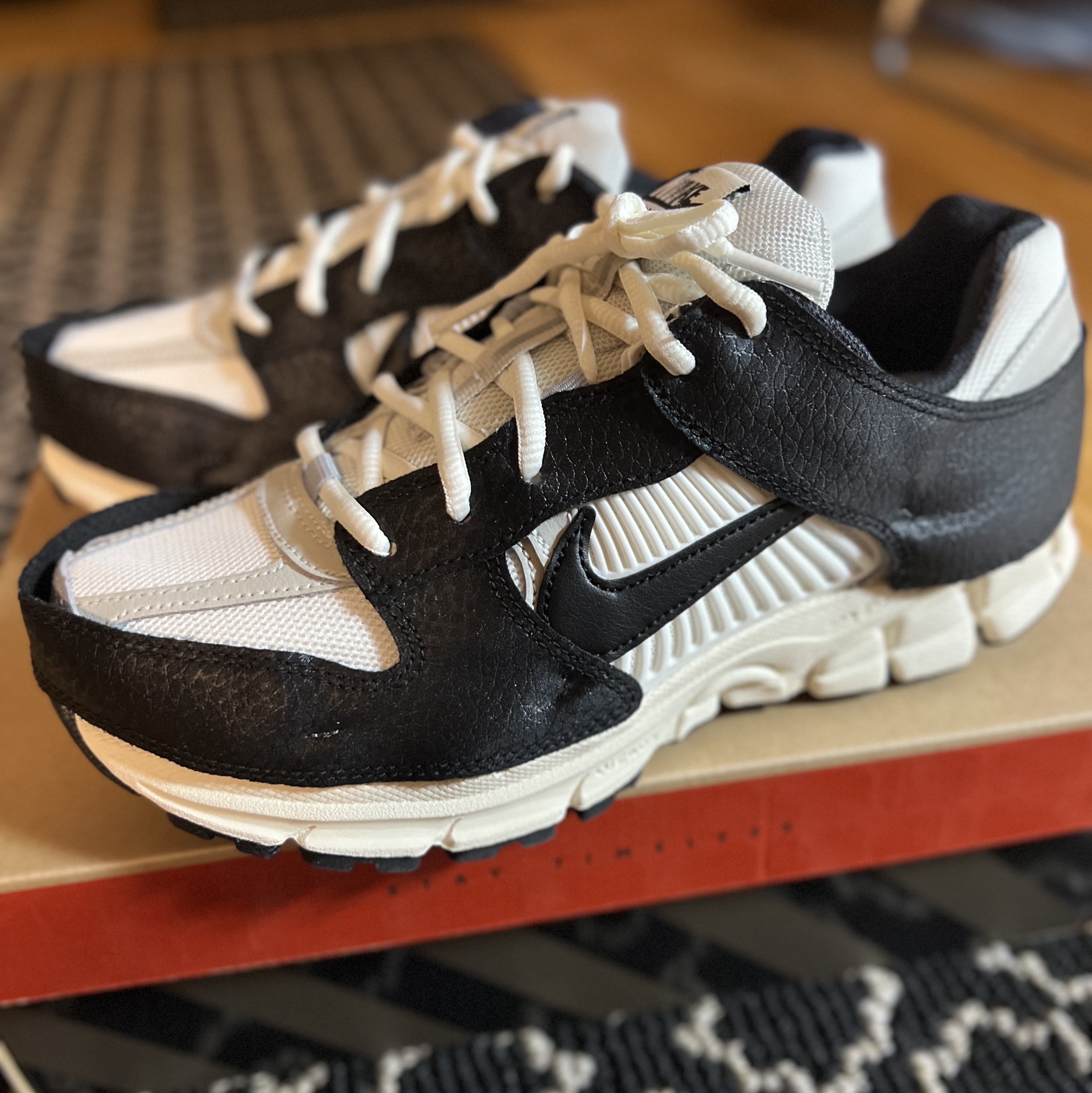 (W) Nike Zoom Vomero 5 Wolf Grey and Black 착용 스타일