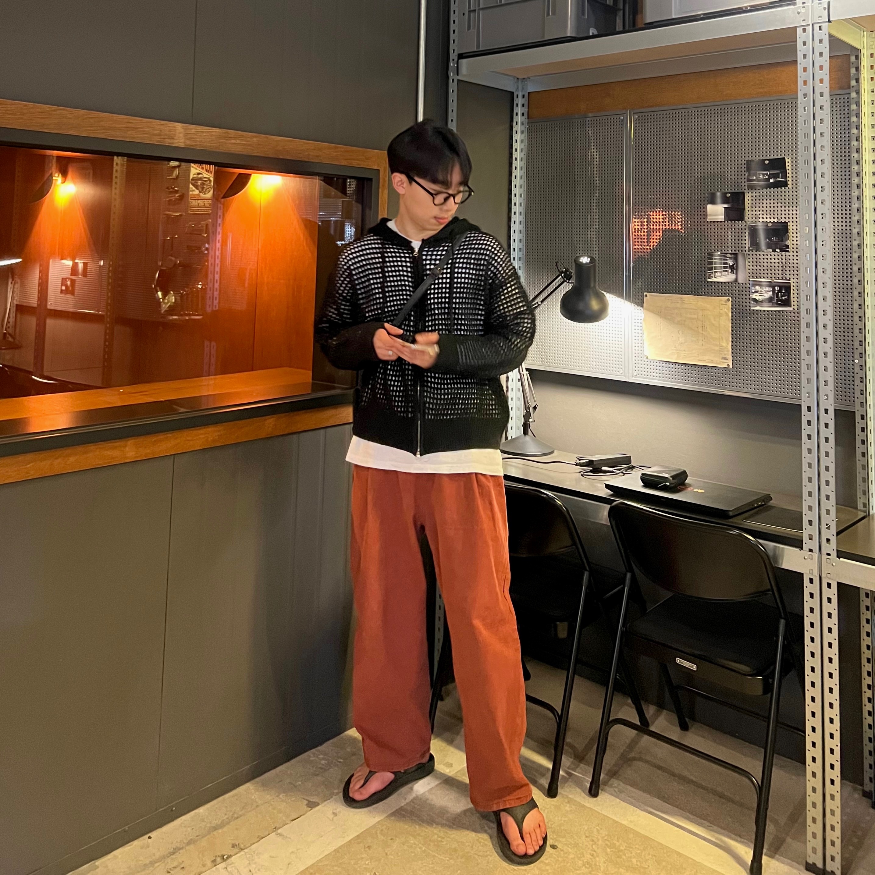 Oofos OOriginal Black 착용 스타일 - 2