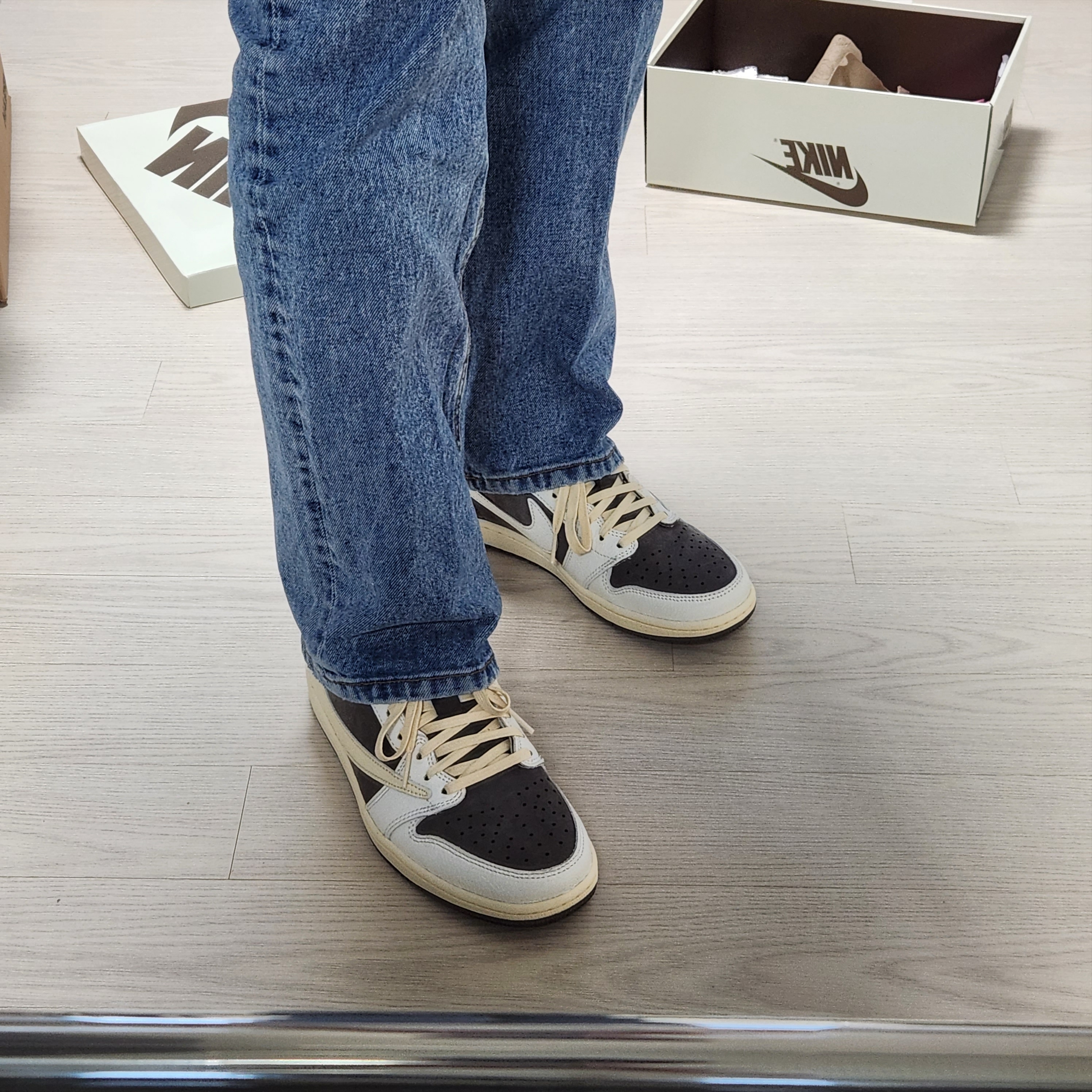 Jordan 1 x Travis Scott Retro Low OG SP Sail and Ridgerock 착용 스타일 - 1