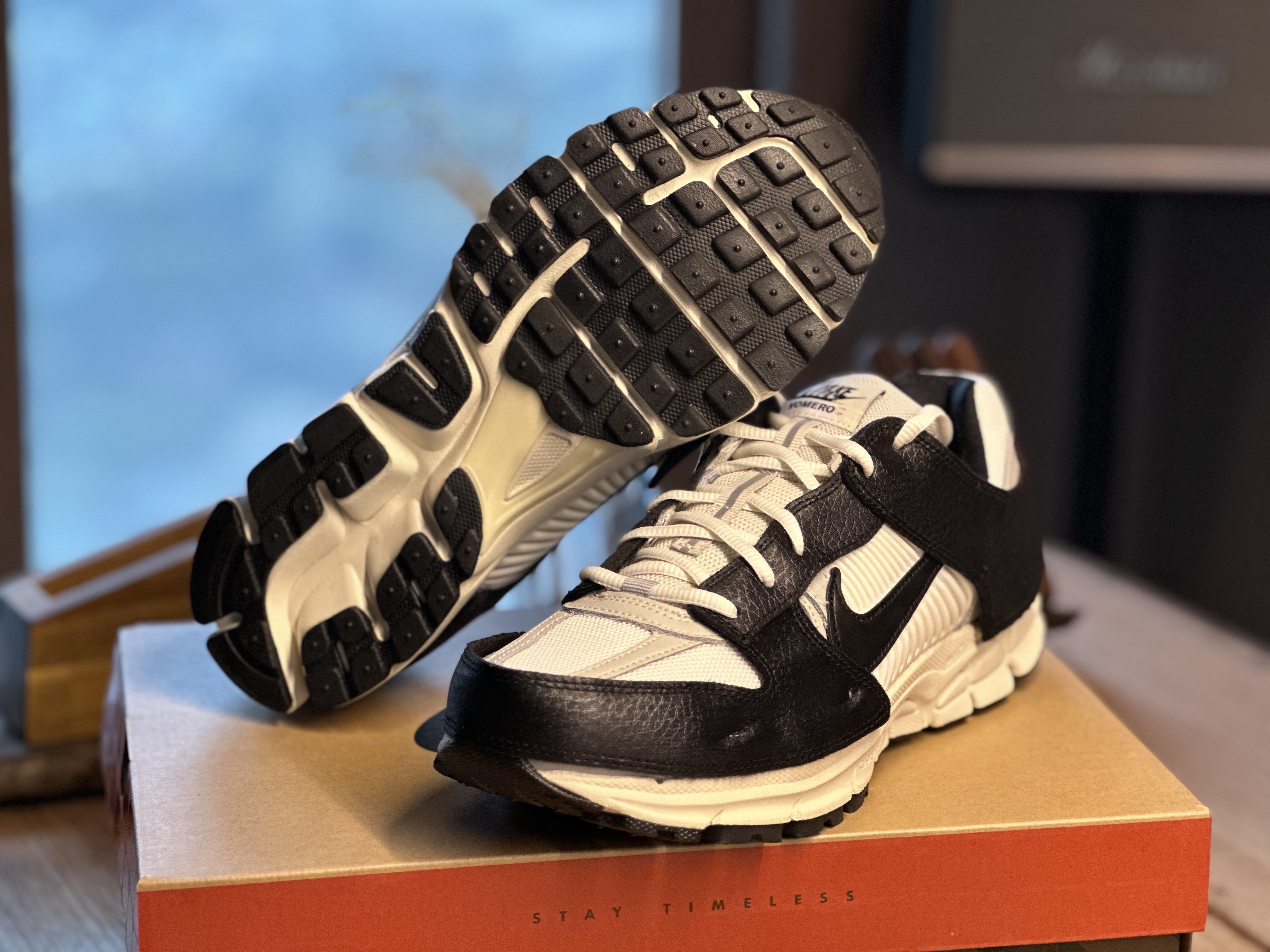 (W) Nike Zoom Vomero 5 Wolf Grey and Black 착용 스타일 - 3